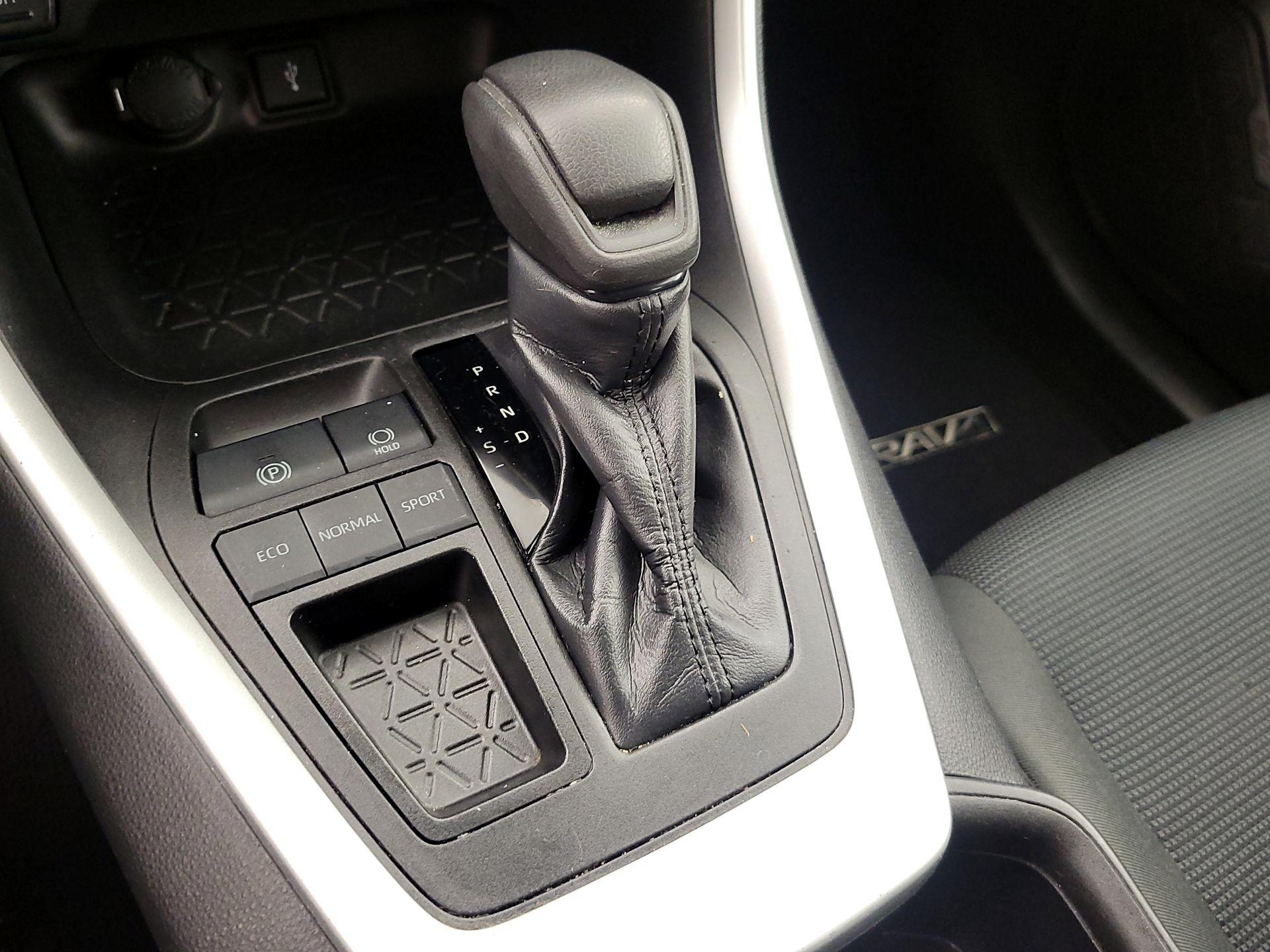 Thumbnail: 2022 Toyota RAV4 - 17