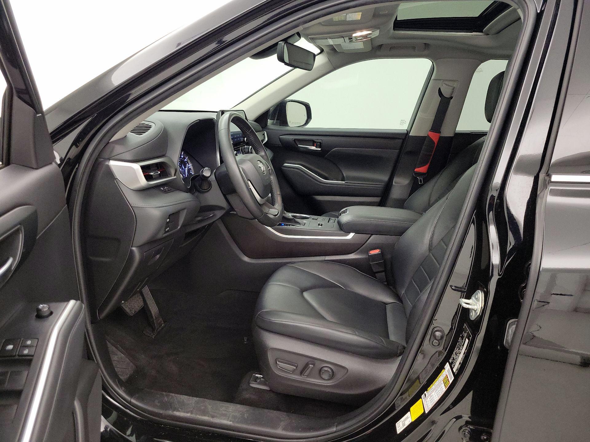 Thumbnail: 2022 Toyota Highlander - 11