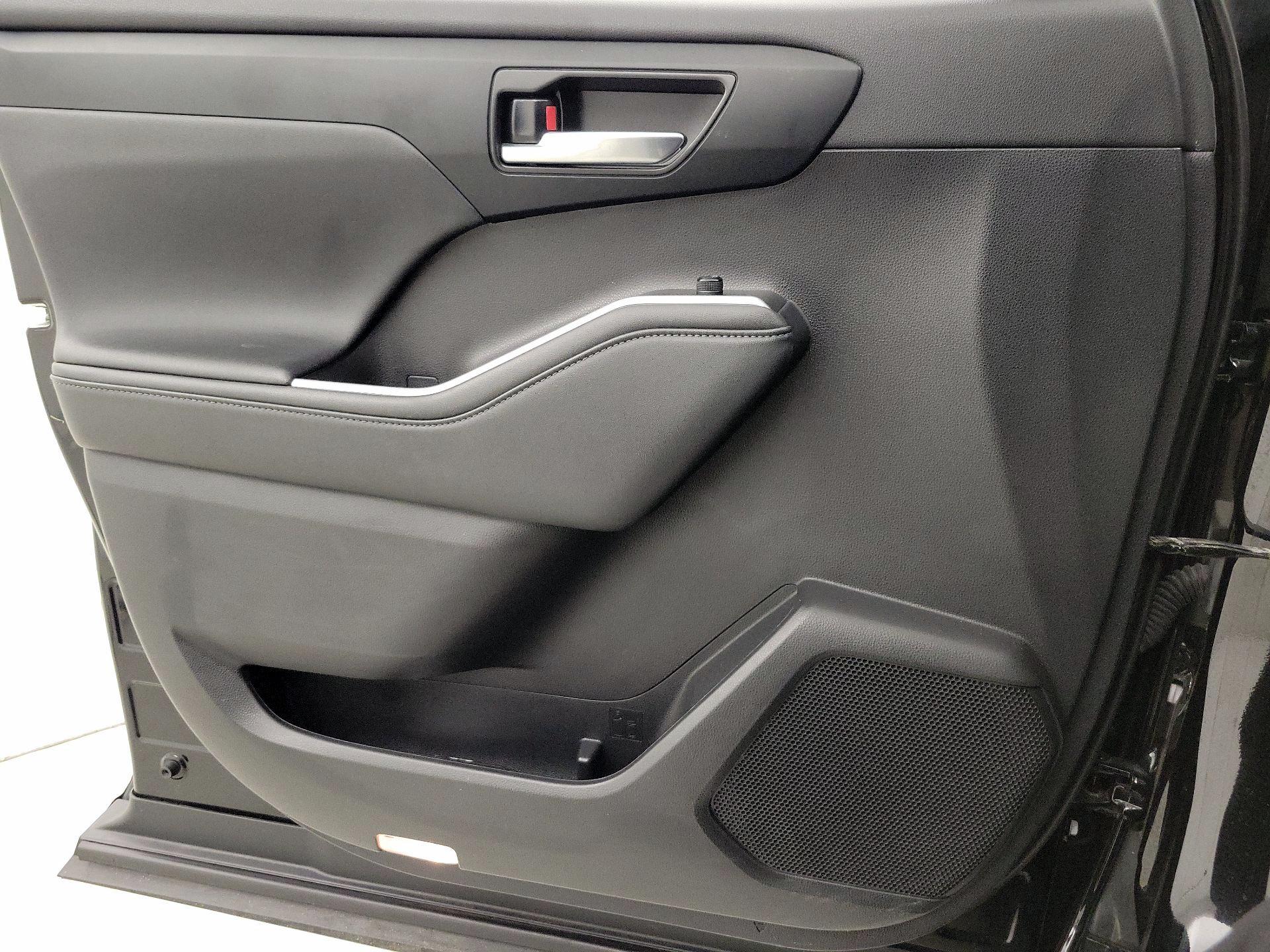 Thumbnail: 2022 Toyota Highlander - 12