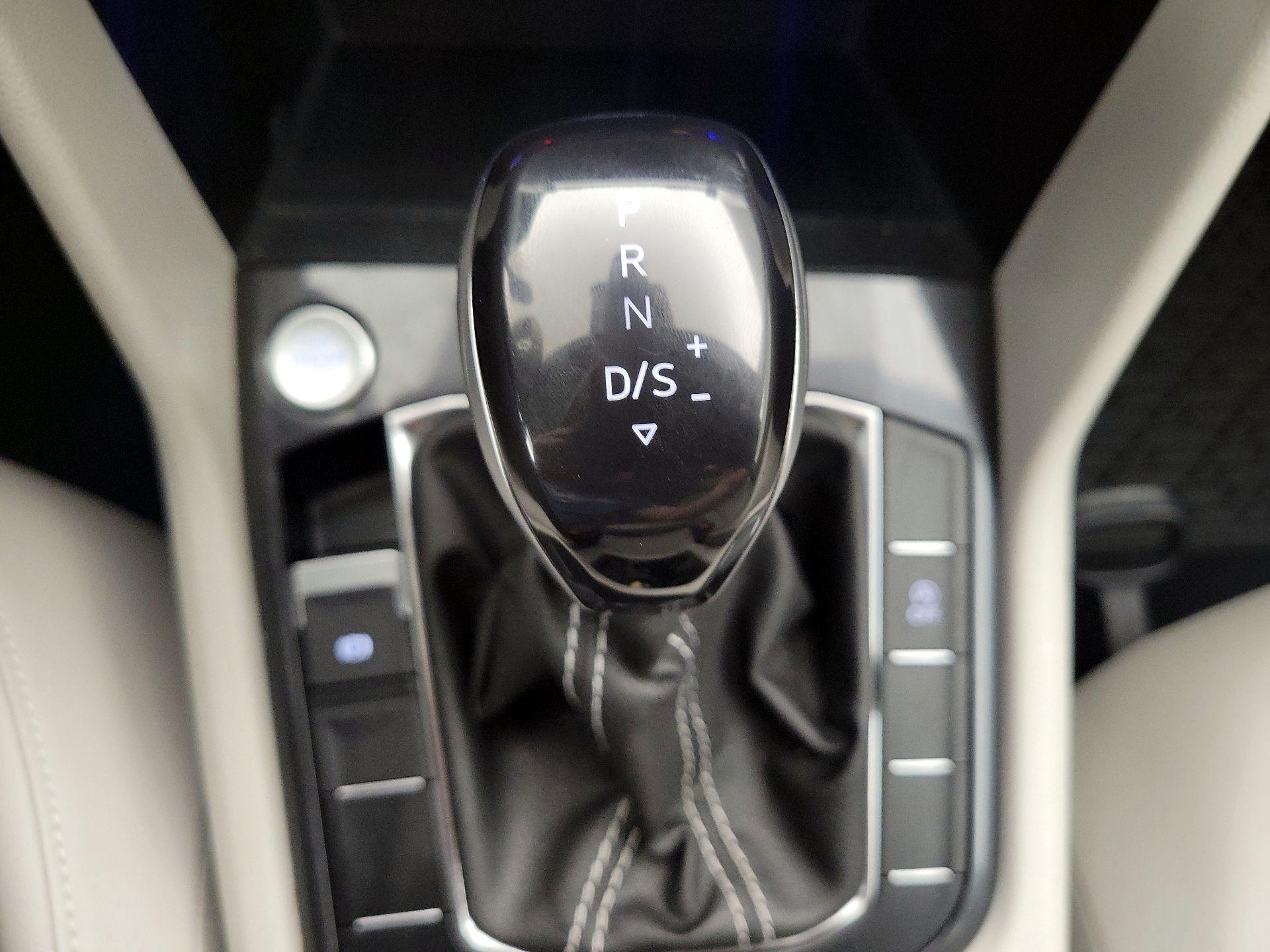 Thumbnail: 2023 Volkswagen Tiguan - 17