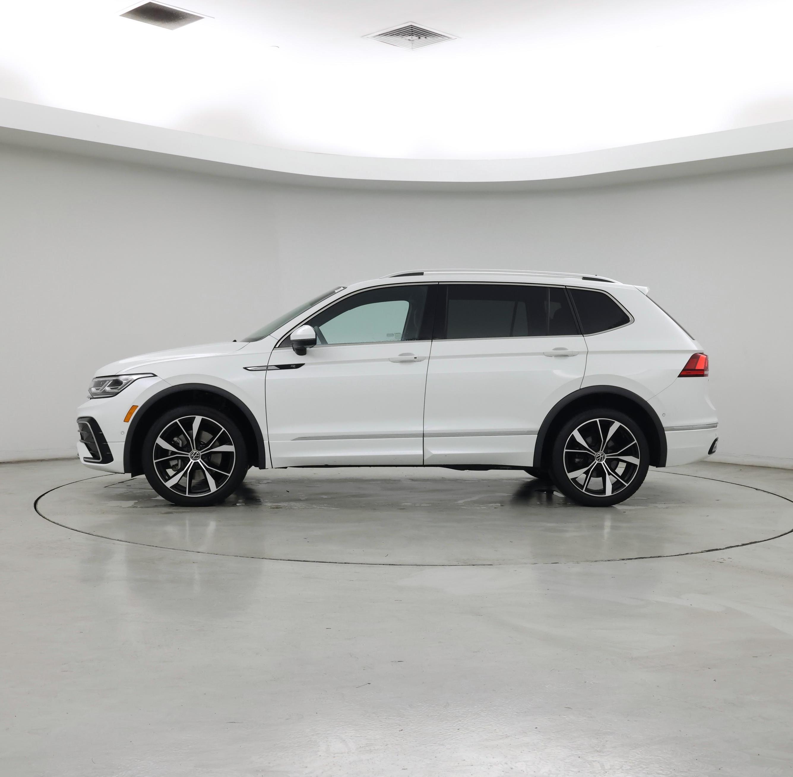 Thumbnail: 2022 Volkswagen Tiguan - 3