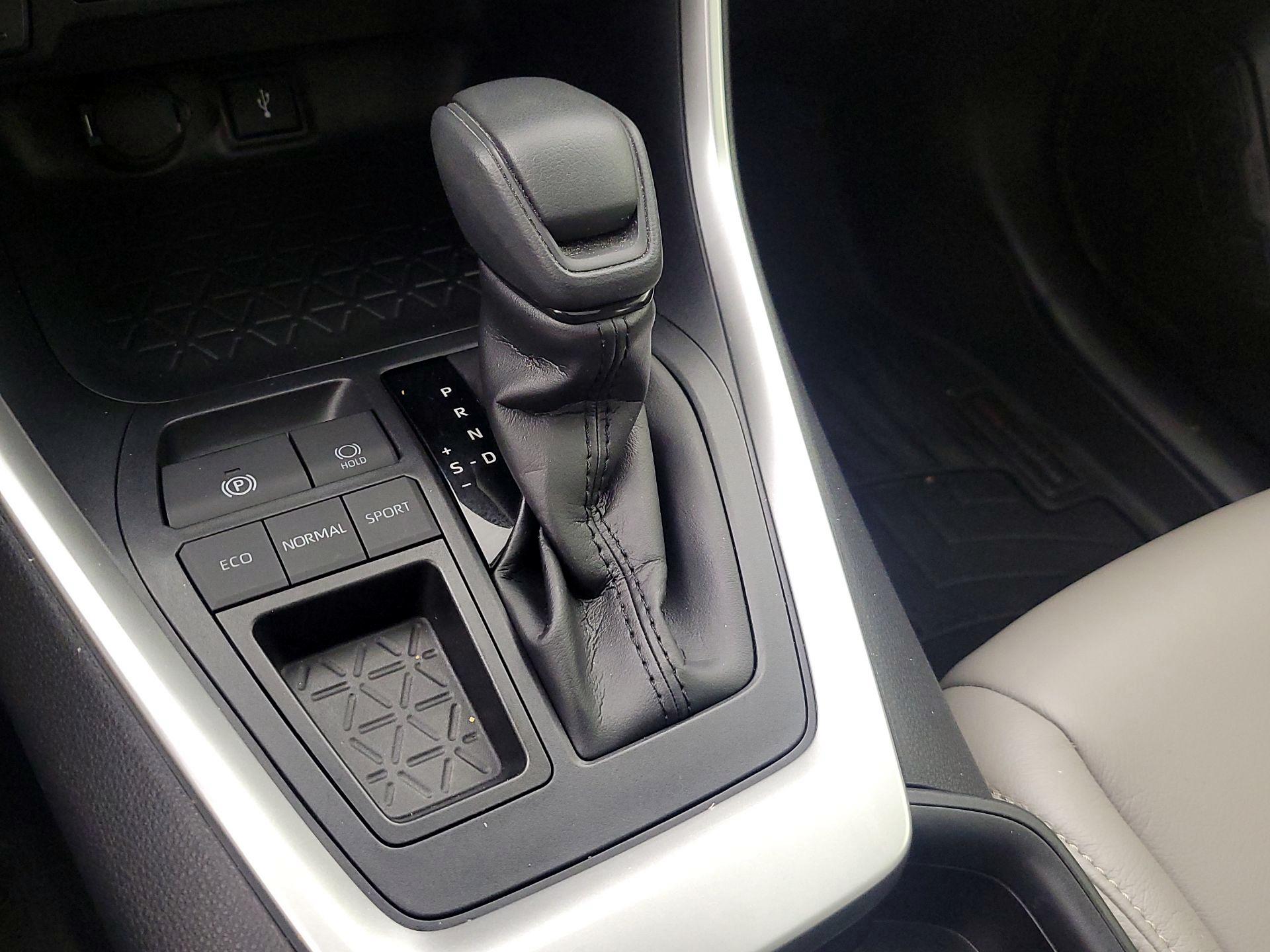 Thumbnail: 2020 Toyota RAV4 - 17