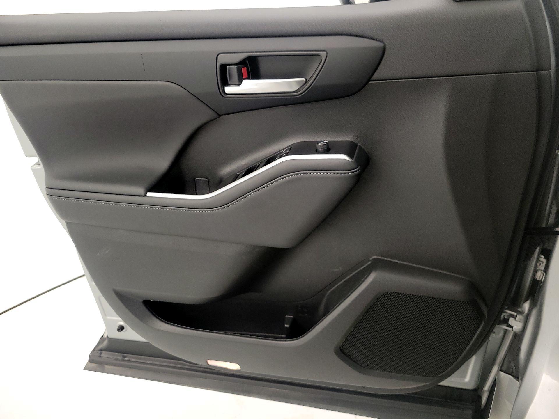 Thumbnail: 2023 Toyota Highlander - 12