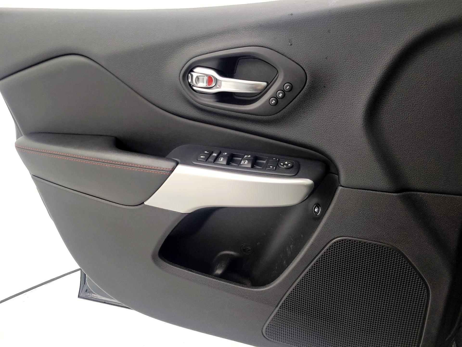 Thumbnail: 2017 Jeep Cherokee - 12