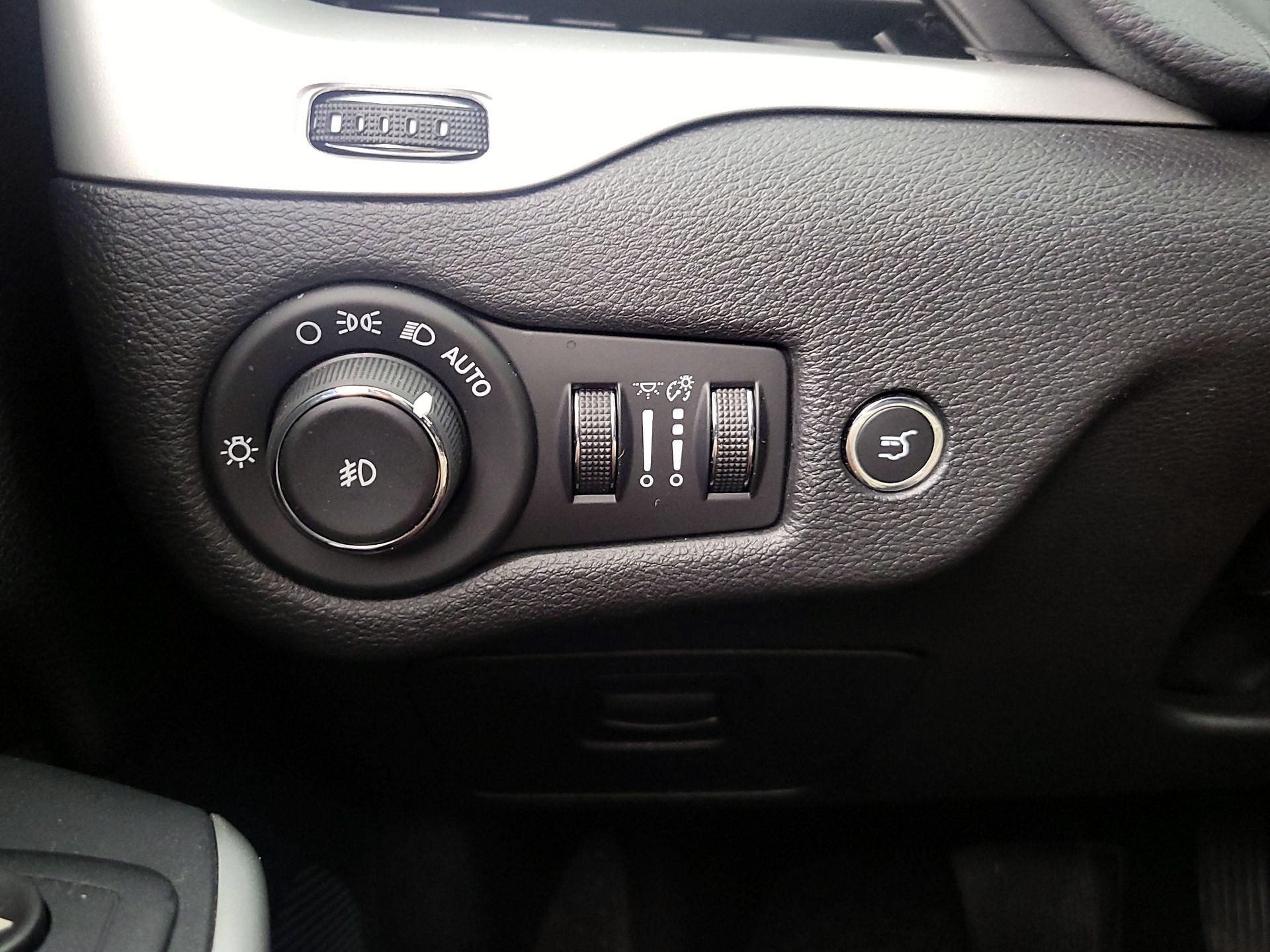 Thumbnail: 2017 Jeep Cherokee - 13