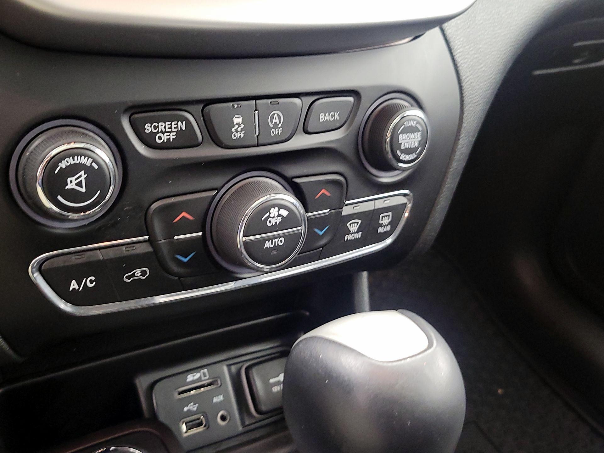 Thumbnail: 2017 Jeep Cherokee - 17