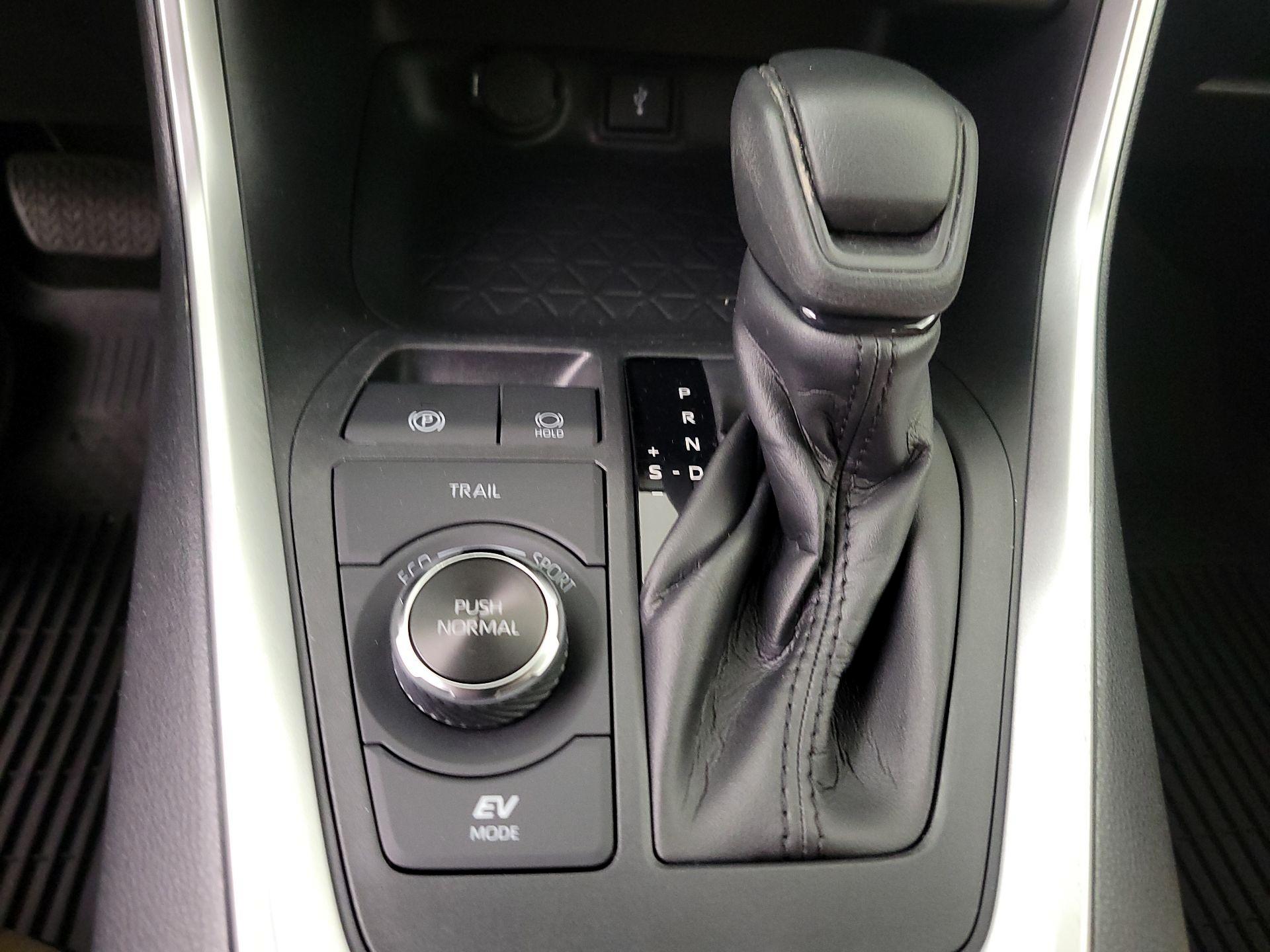 Thumbnail: 2022 Toyota RAV4 - 17