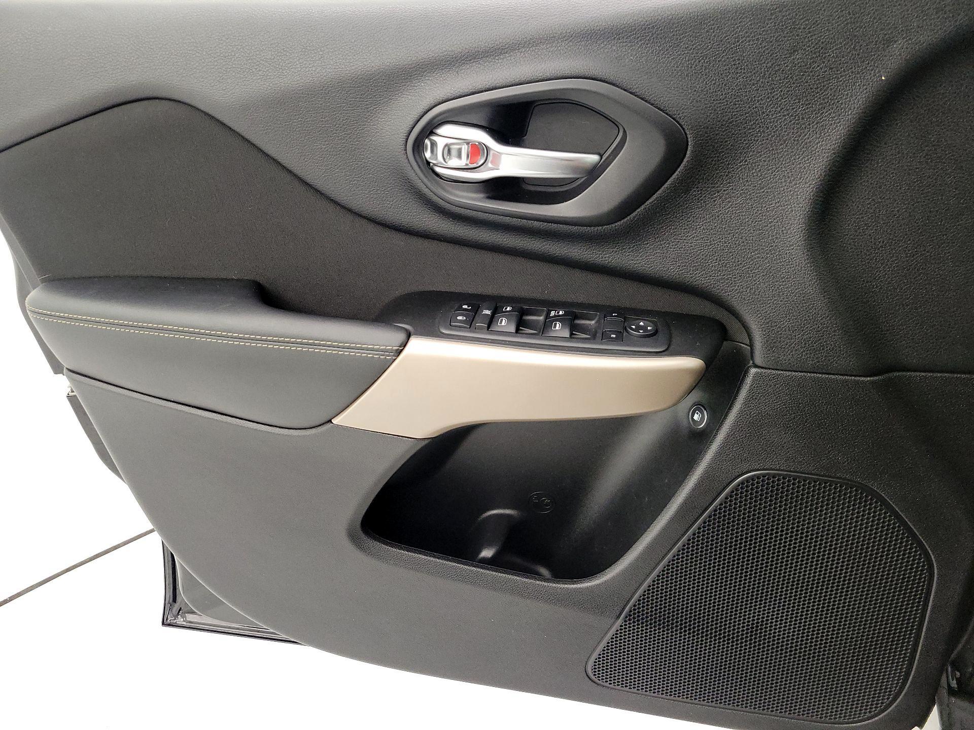 Thumbnail: 2018 Jeep Cherokee - 12