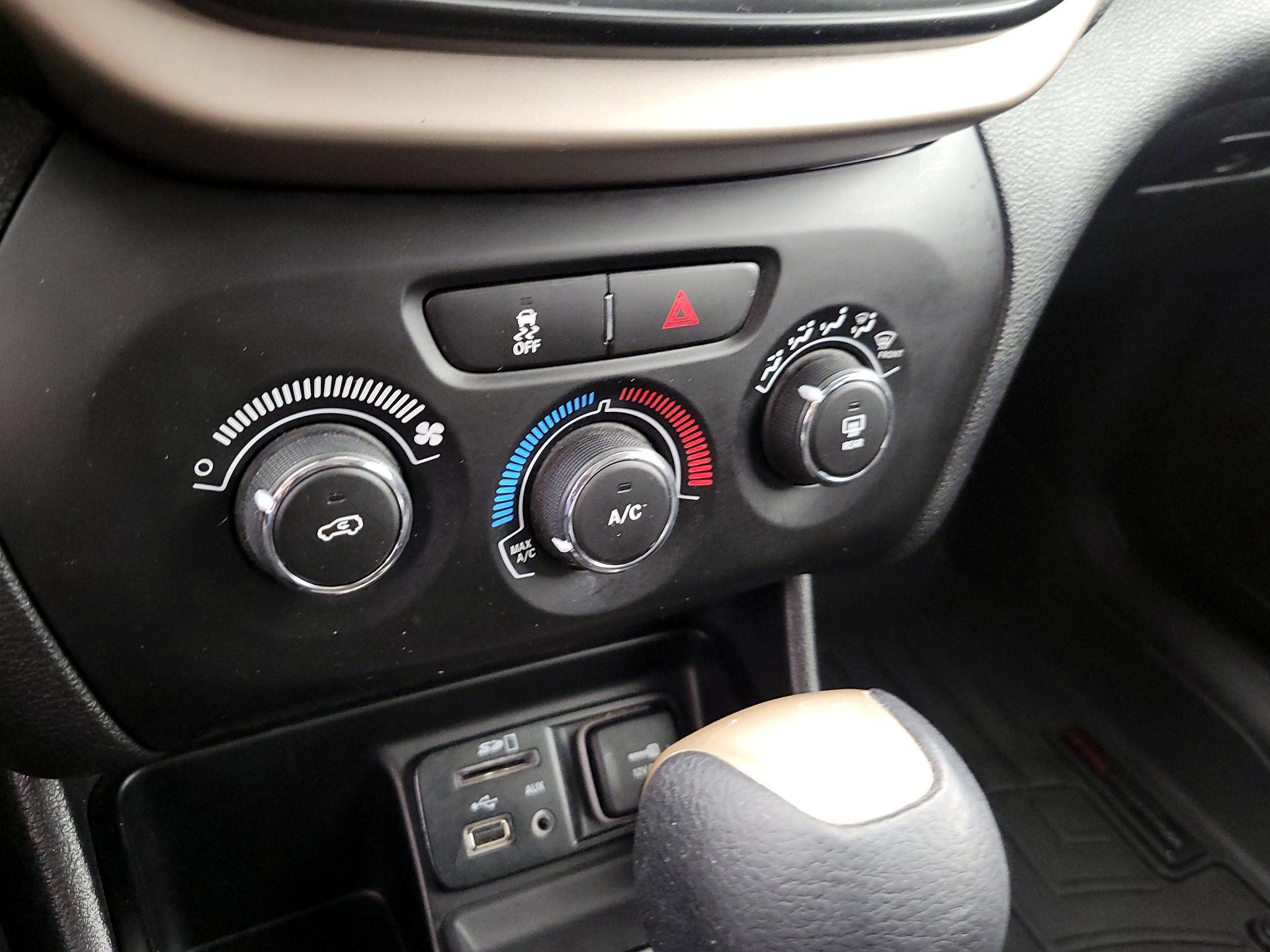 Thumbnail: 2018 Jeep Cherokee - 16