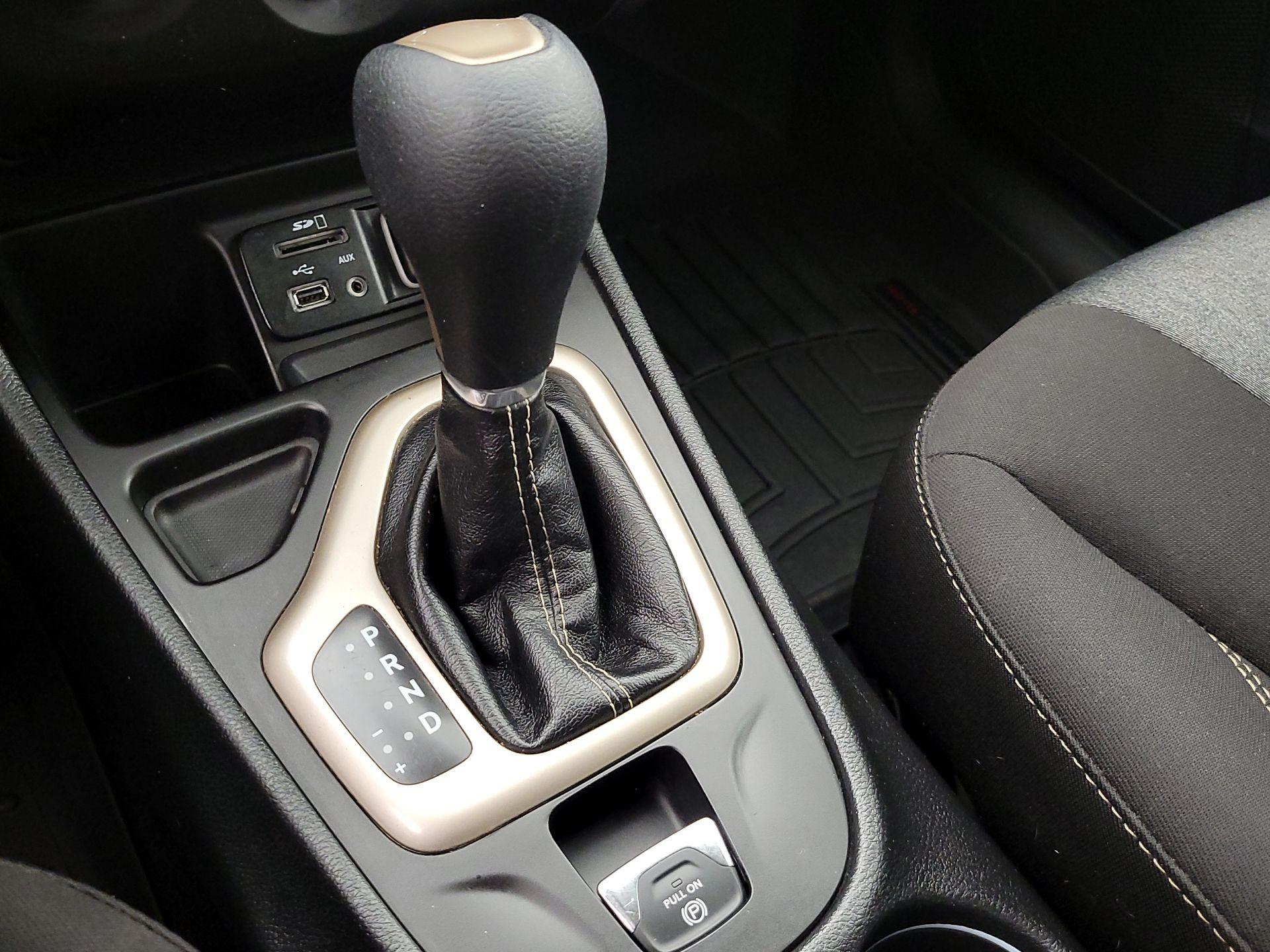 Thumbnail: 2018 Jeep Cherokee - 17