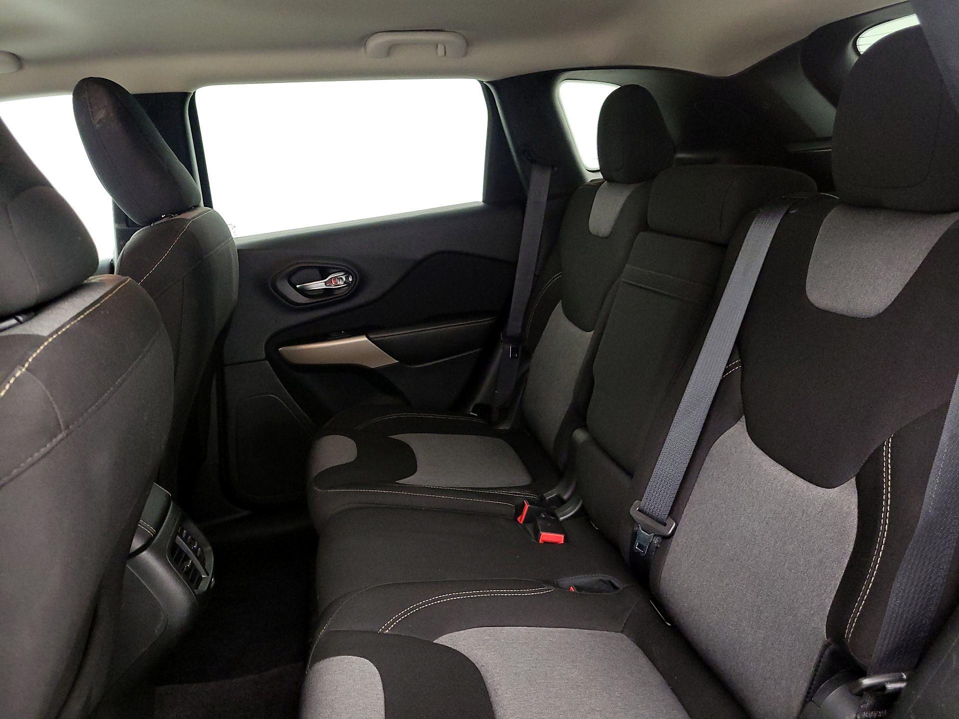 Thumbnail: 2018 Jeep Cherokee - 19