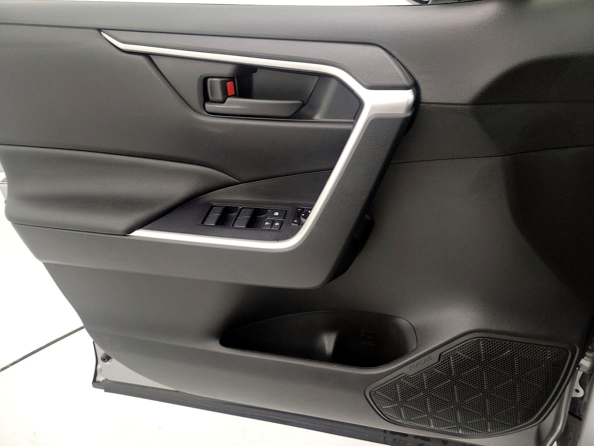 Thumbnail: 2022 Toyota RAV4 - 12