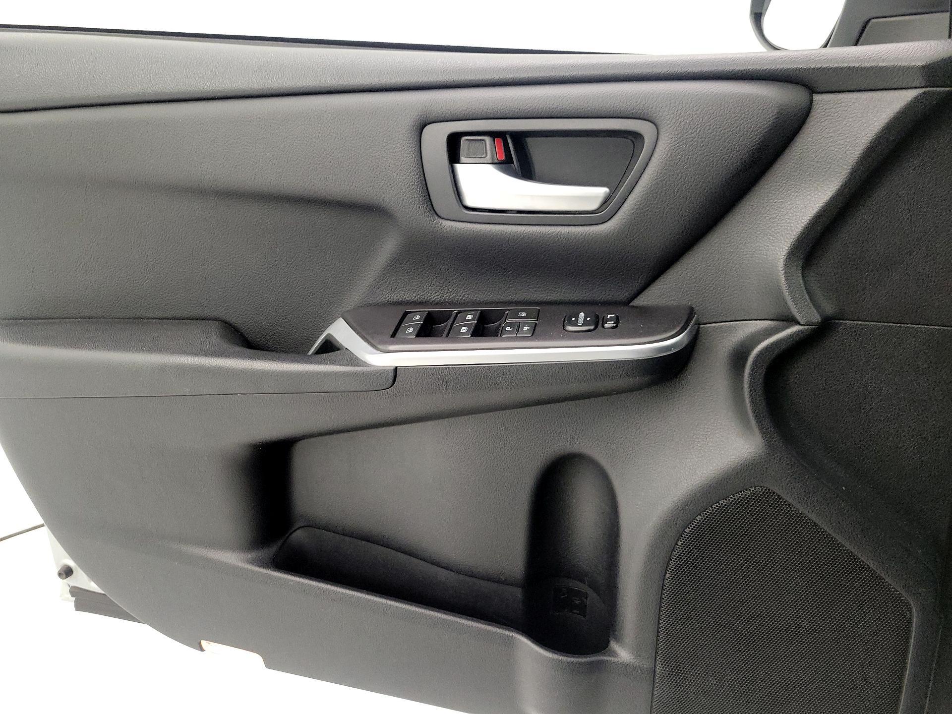 Thumbnail: 2017 Toyota Camry - 12