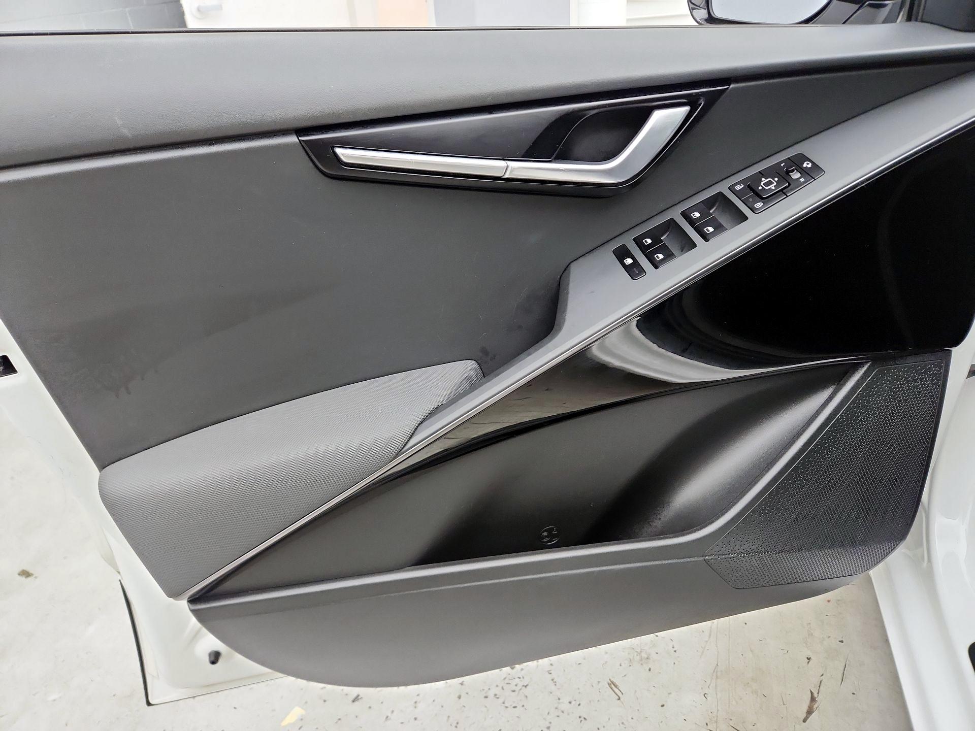 Thumbnail: 2023 Kia Niro - 12