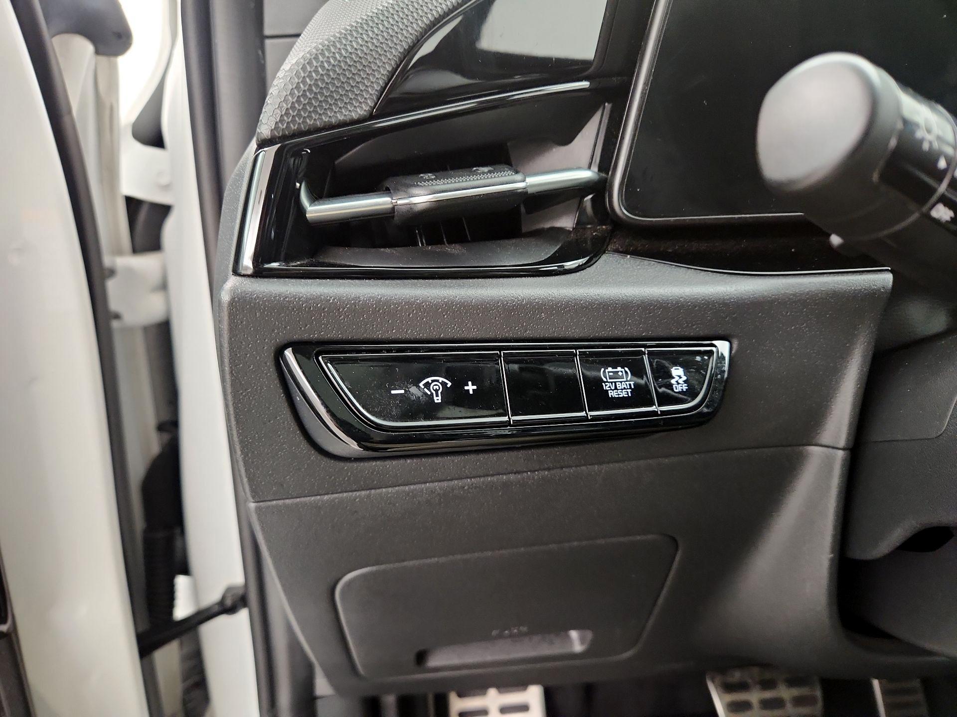 Thumbnail: 2023 Kia Niro - 13