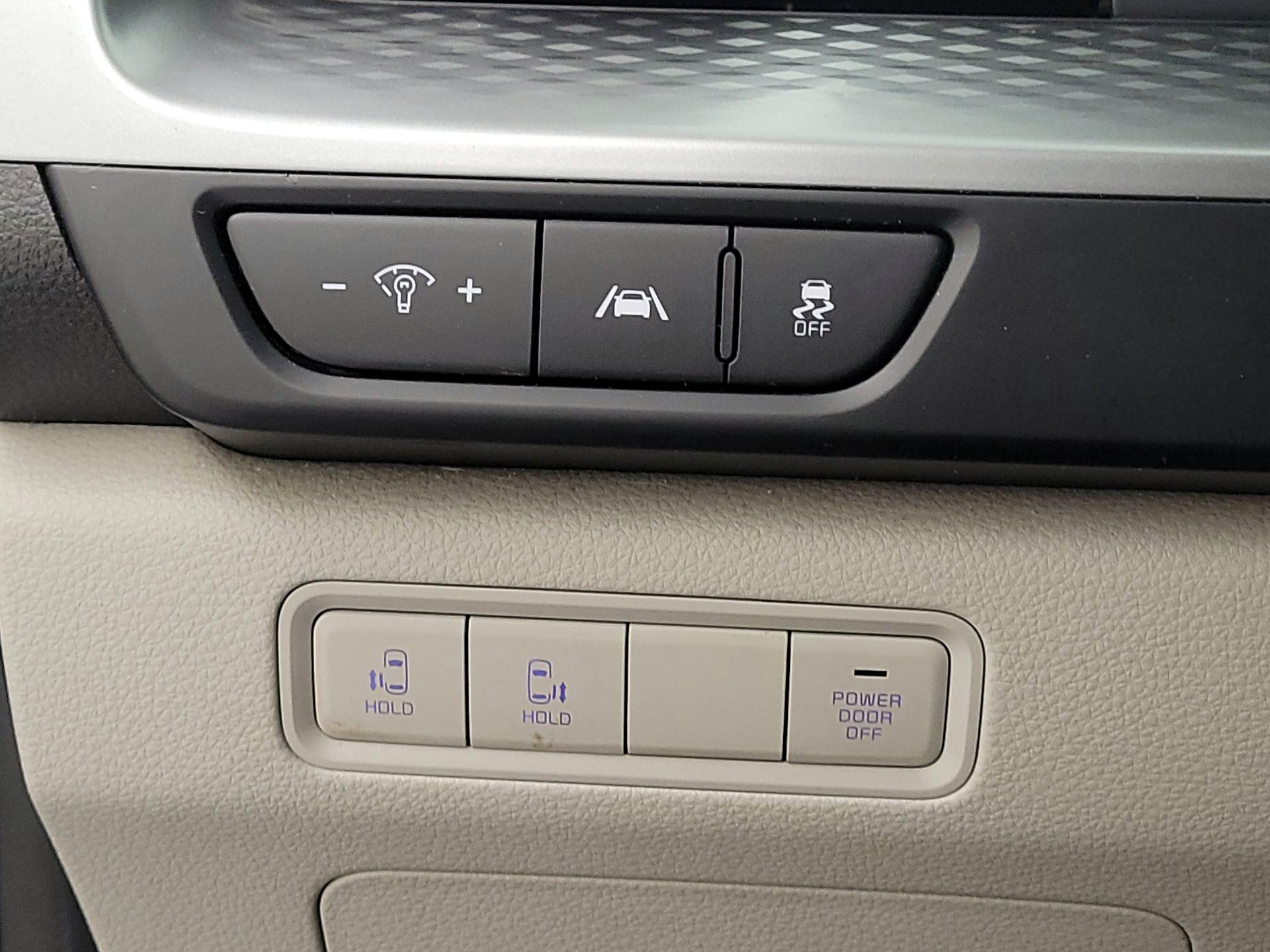 Thumbnail: 2023 Kia Carnival - 13