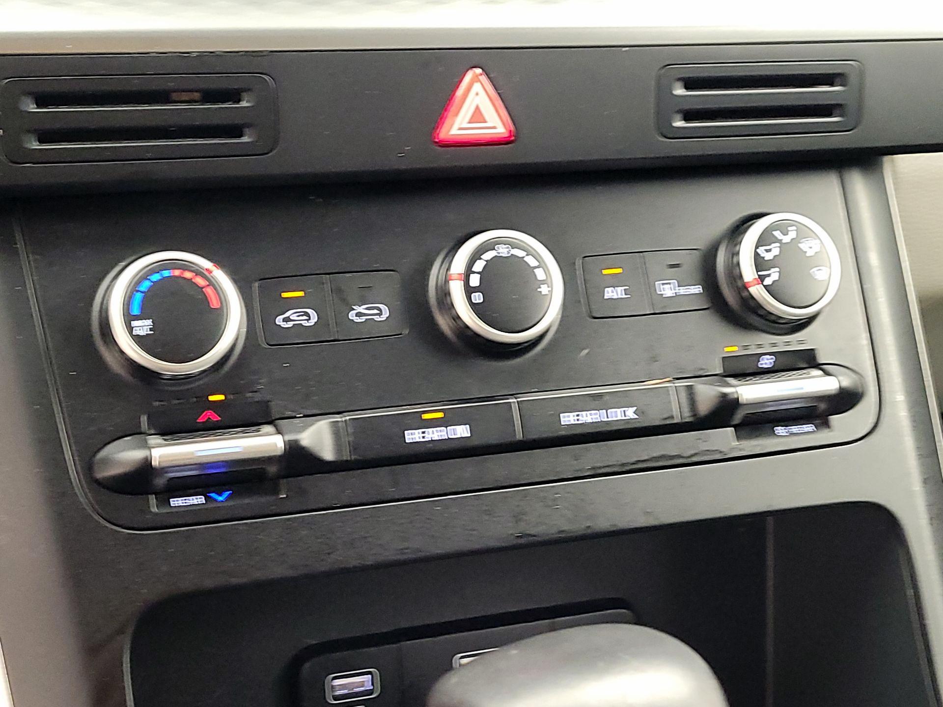 Thumbnail: 2023 Kia Carnival - 16