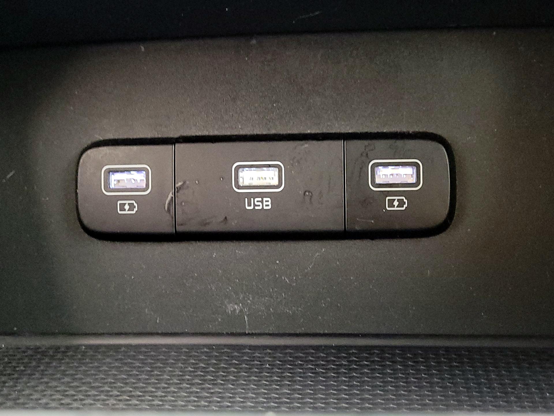 Thumbnail: 2023 Kia Carnival - 18