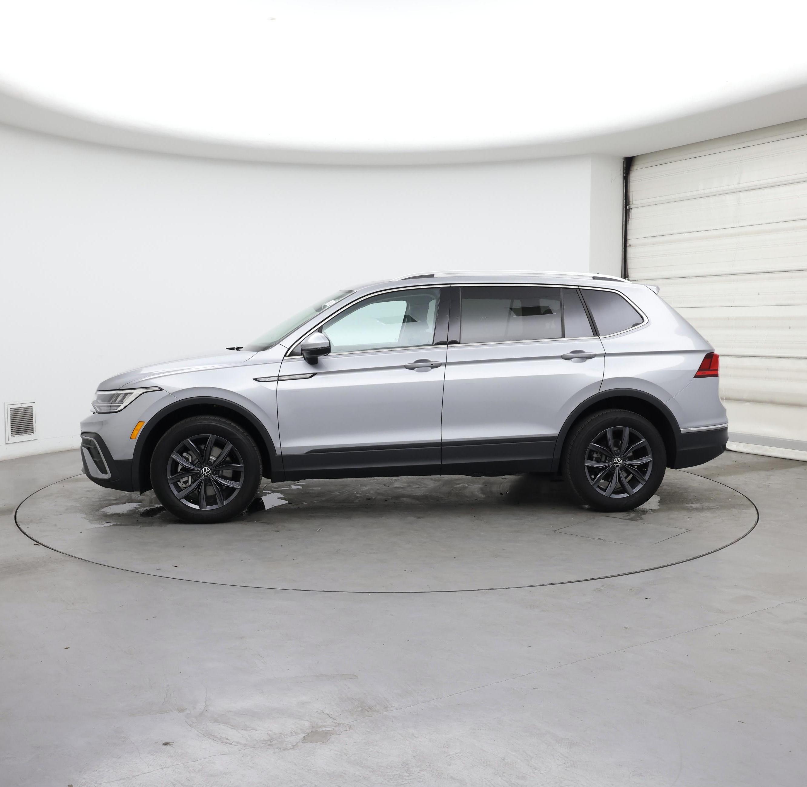 Thumbnail: 2023 Volkswagen Tiguan - 3