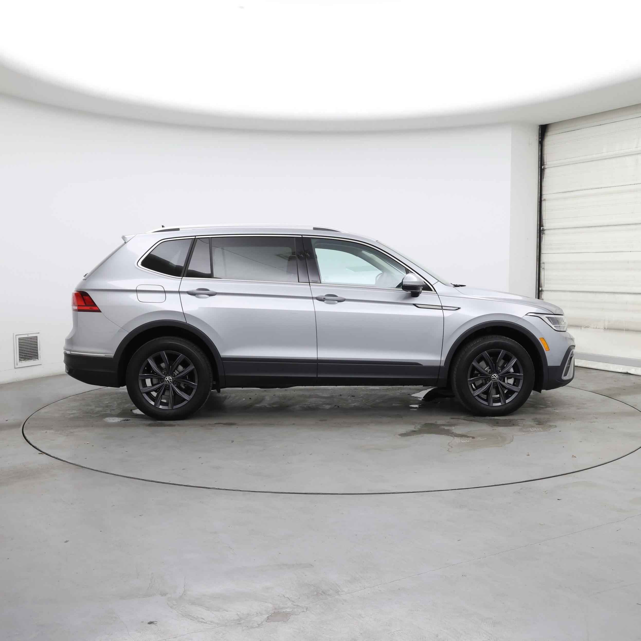 Thumbnail: 2023 Volkswagen Tiguan - 7