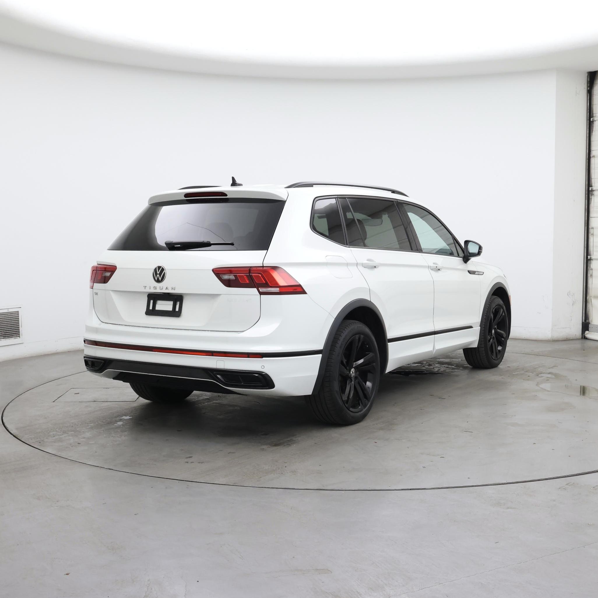 Thumbnail: 2023 Volkswagen Tiguan - 8