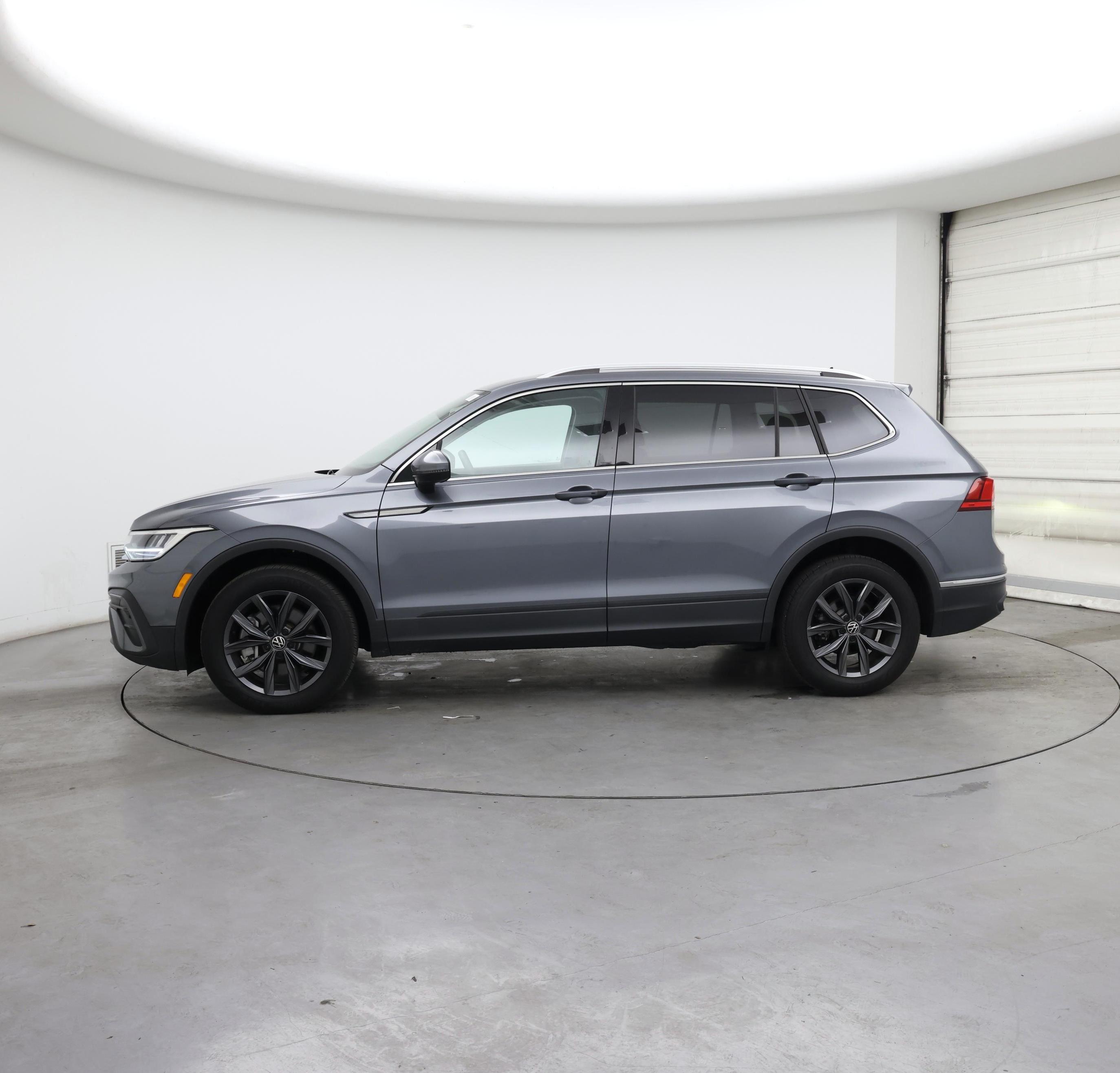 Thumbnail: 2022 Volkswagen Tiguan - 3