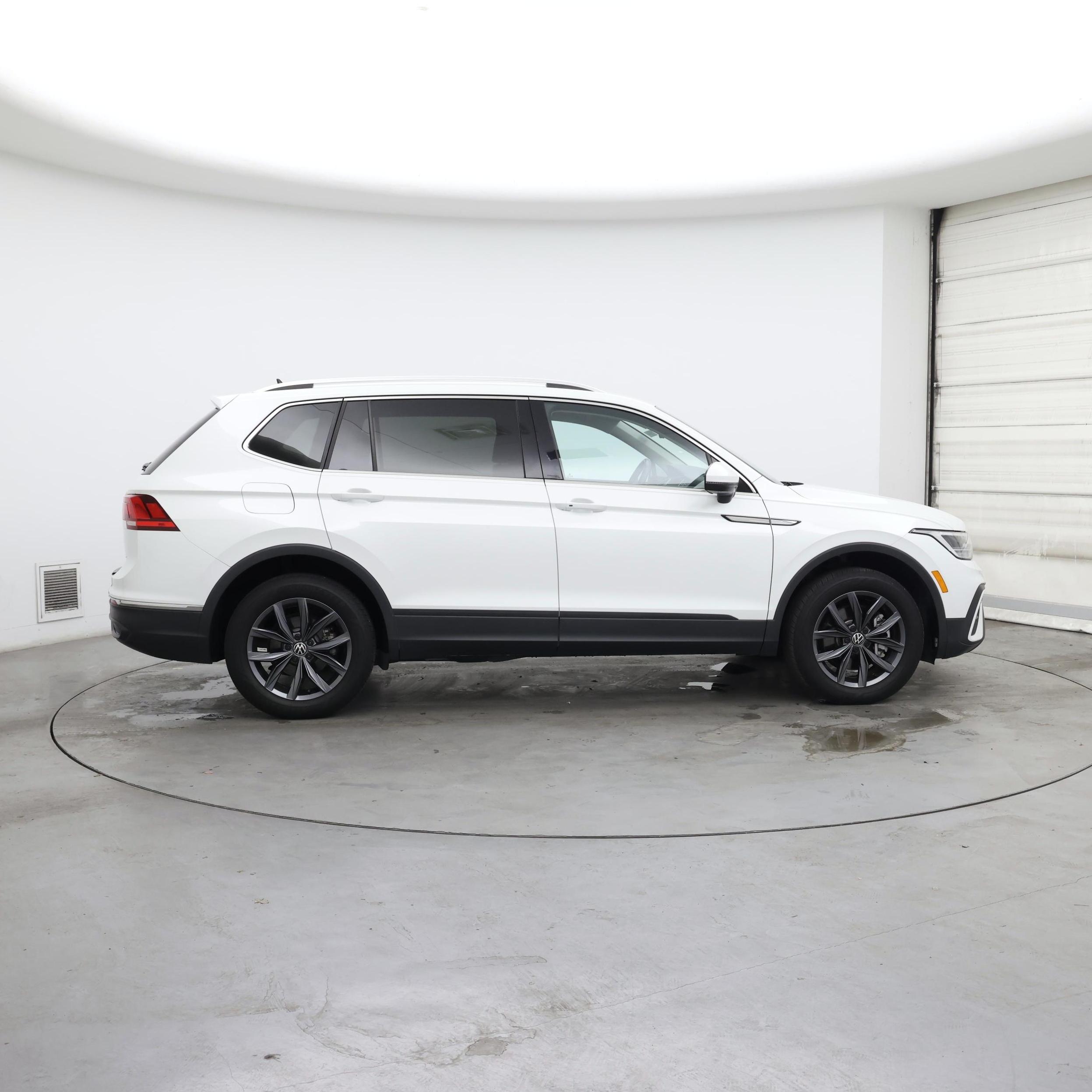 Thumbnail: 2023 Volkswagen Tiguan - 7