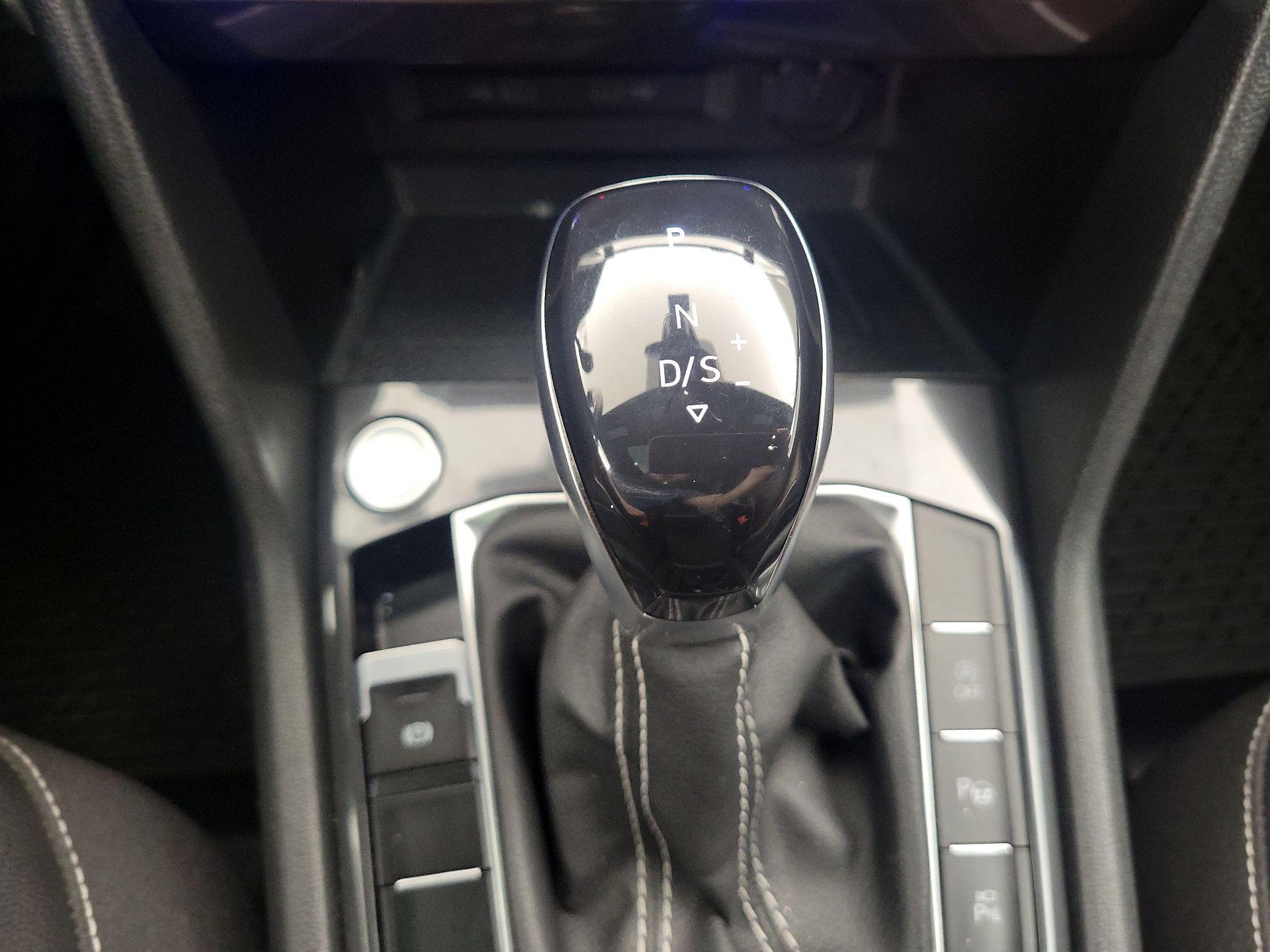 Thumbnail: 2022 Volkswagen Tiguan - 18