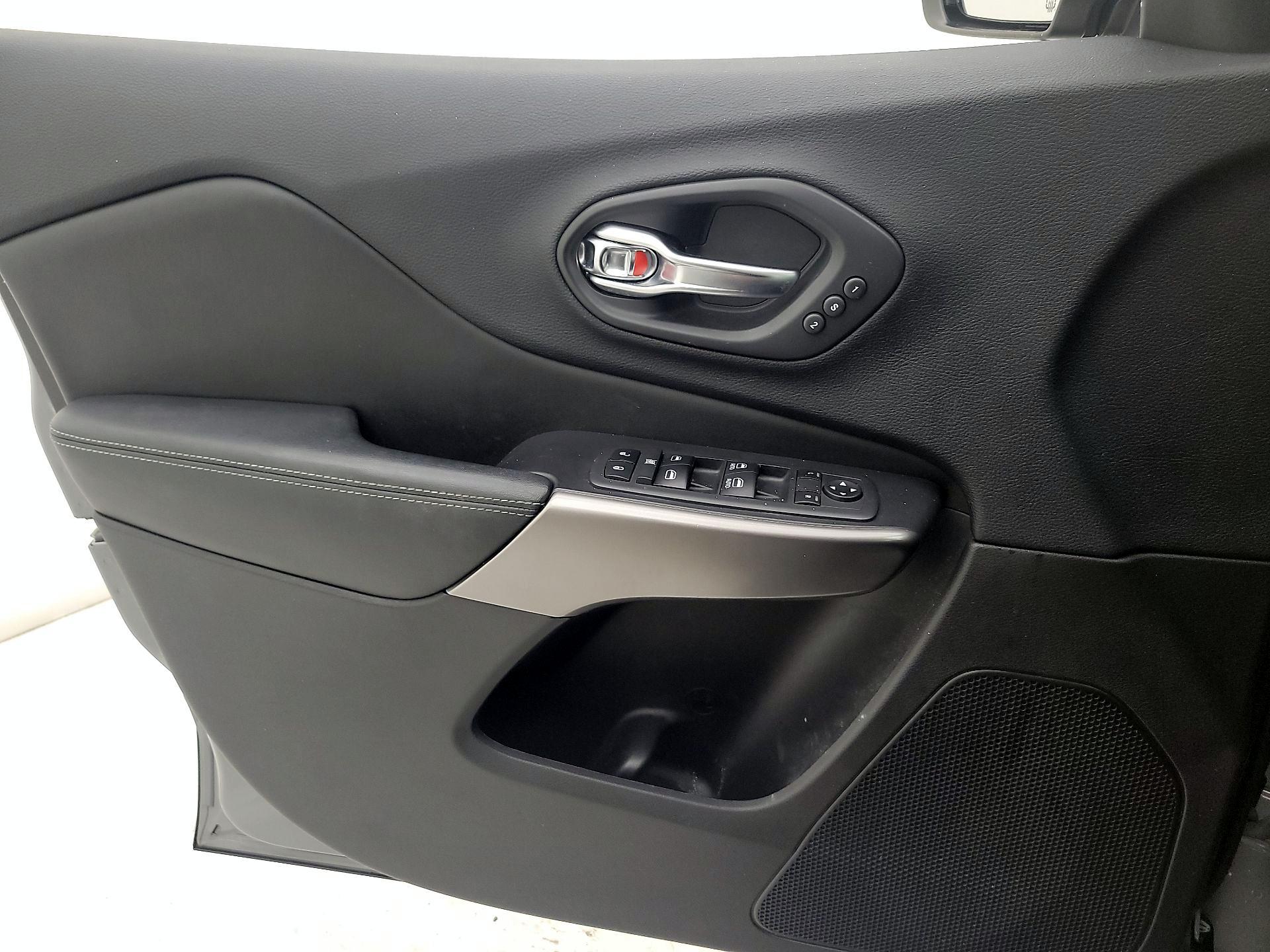 Thumbnail: 2020 Jeep Cherokee - 12