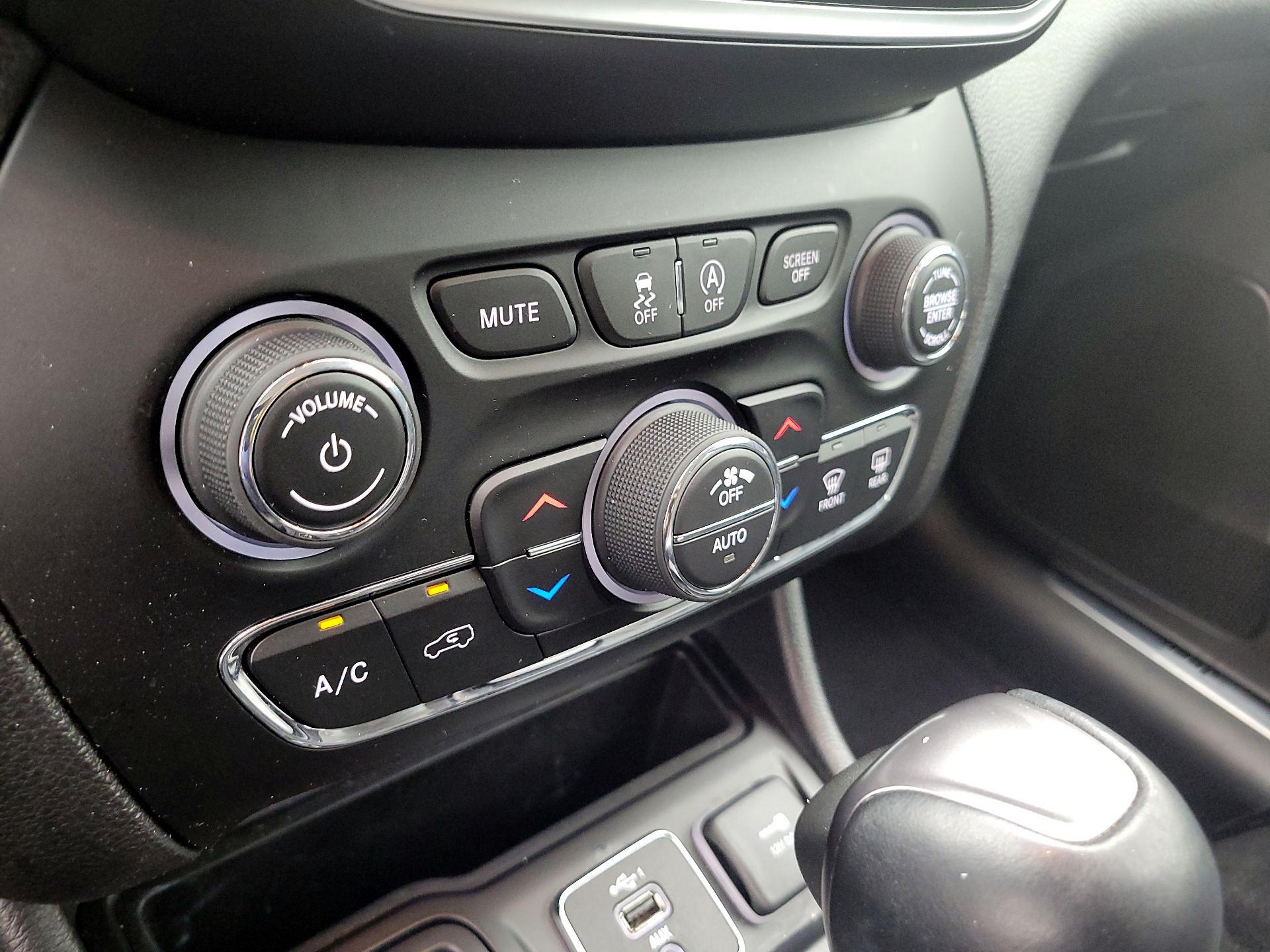 Thumbnail: 2020 Jeep Cherokee - 16