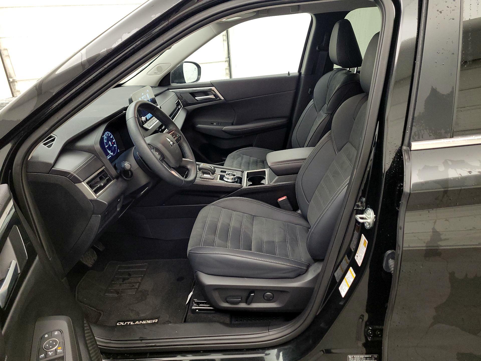 Thumbnail: 2024 Mitsubishi Outlander - 11