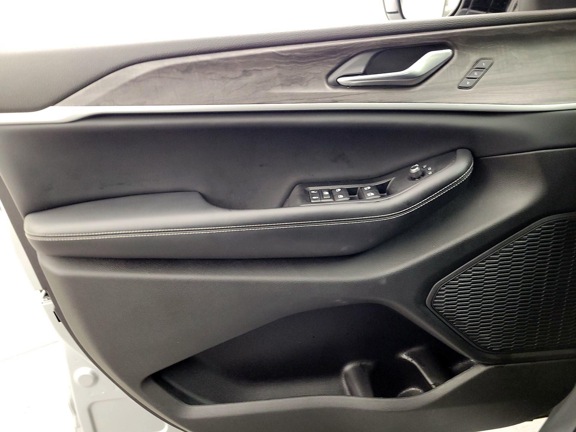 Thumbnail: 2023 Jeep Grand Cherokee L - 12