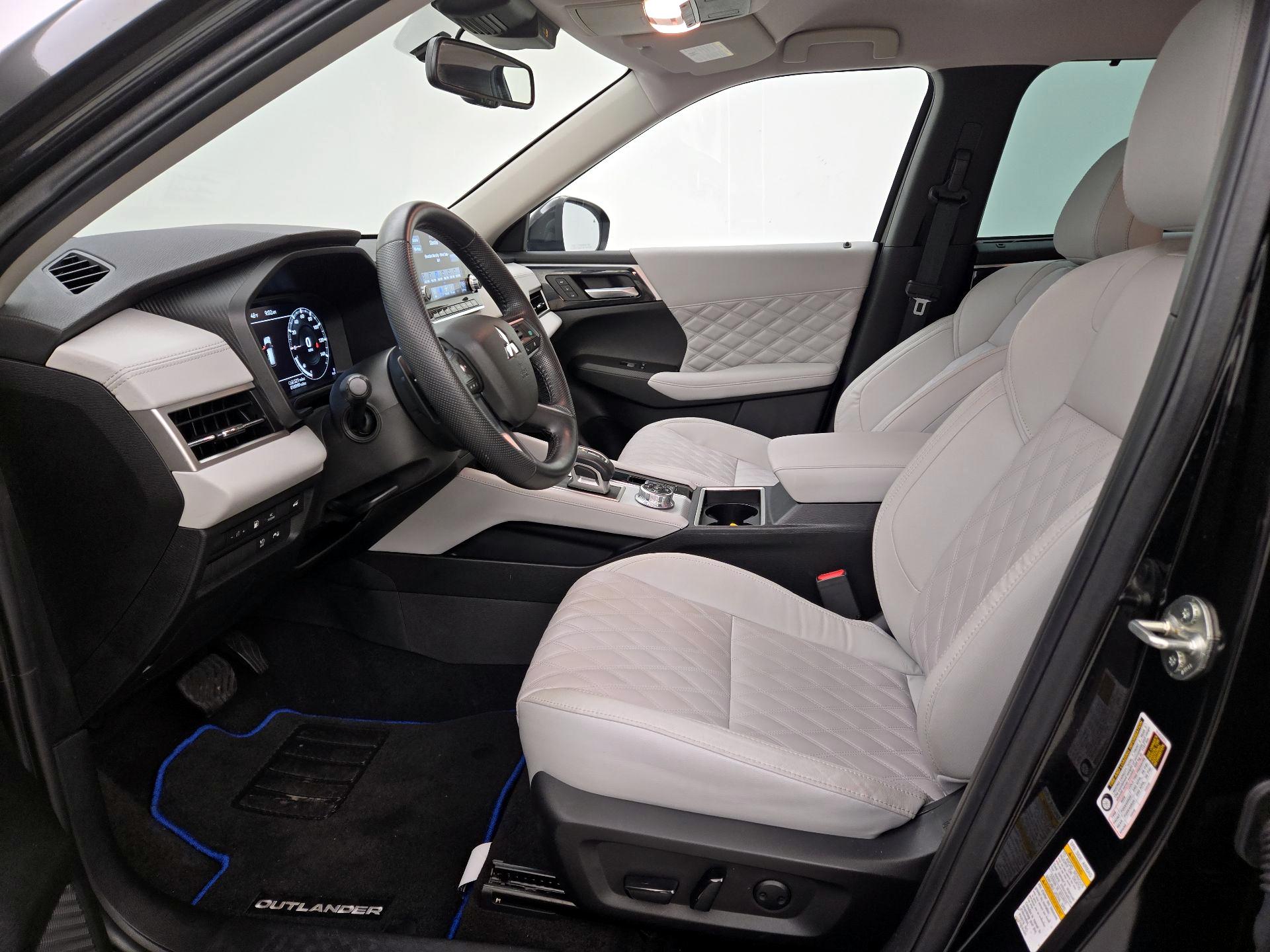 Thumbnail: 2023 Mitsubishi Outlander - 11