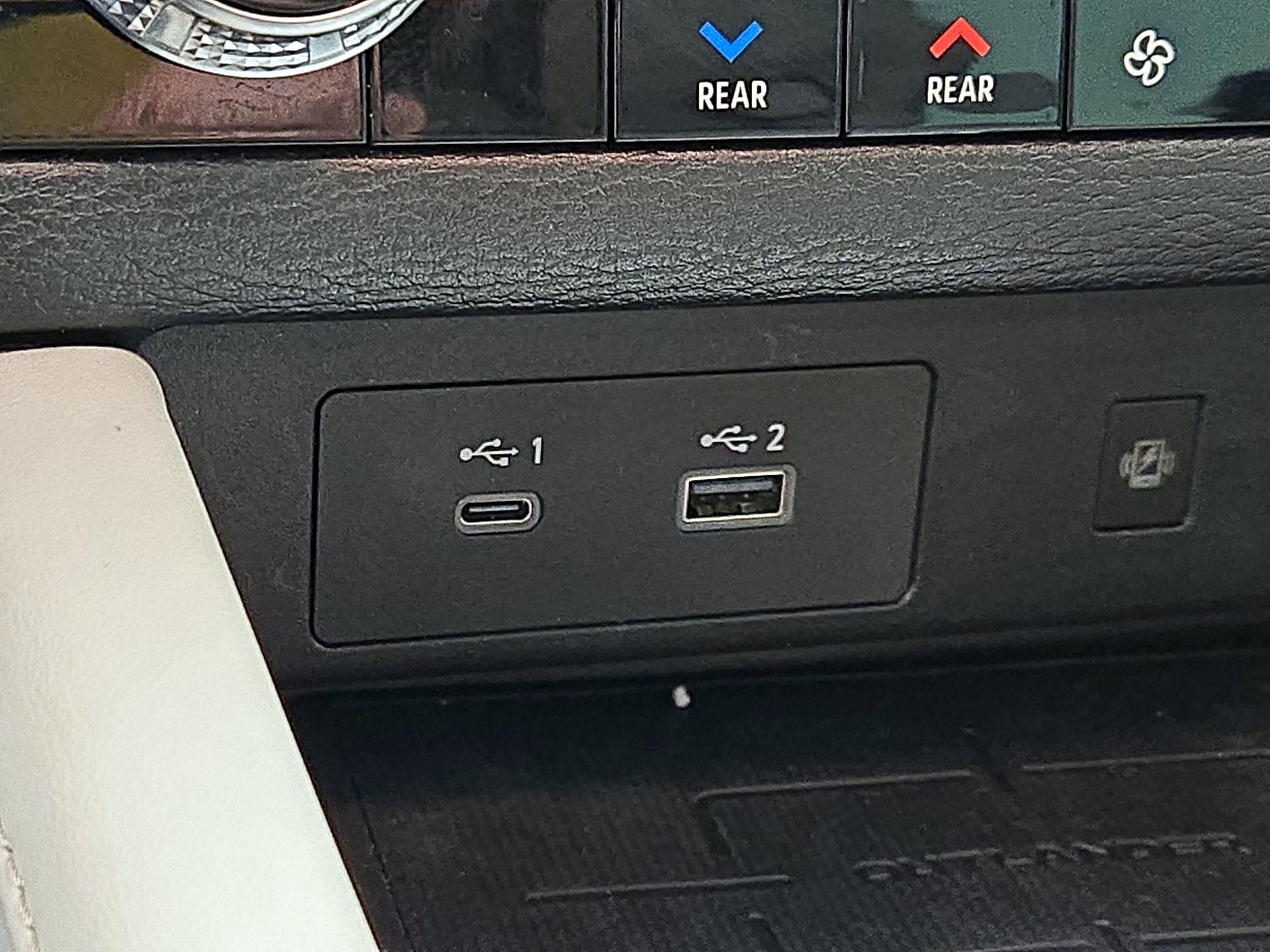 Thumbnail: 2023 Mitsubishi Outlander - 18