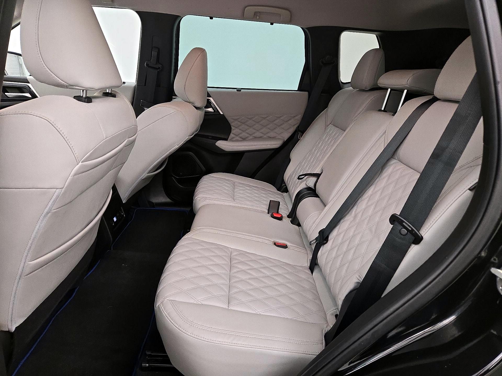 Thumbnail: 2023 Mitsubishi Outlander - 19