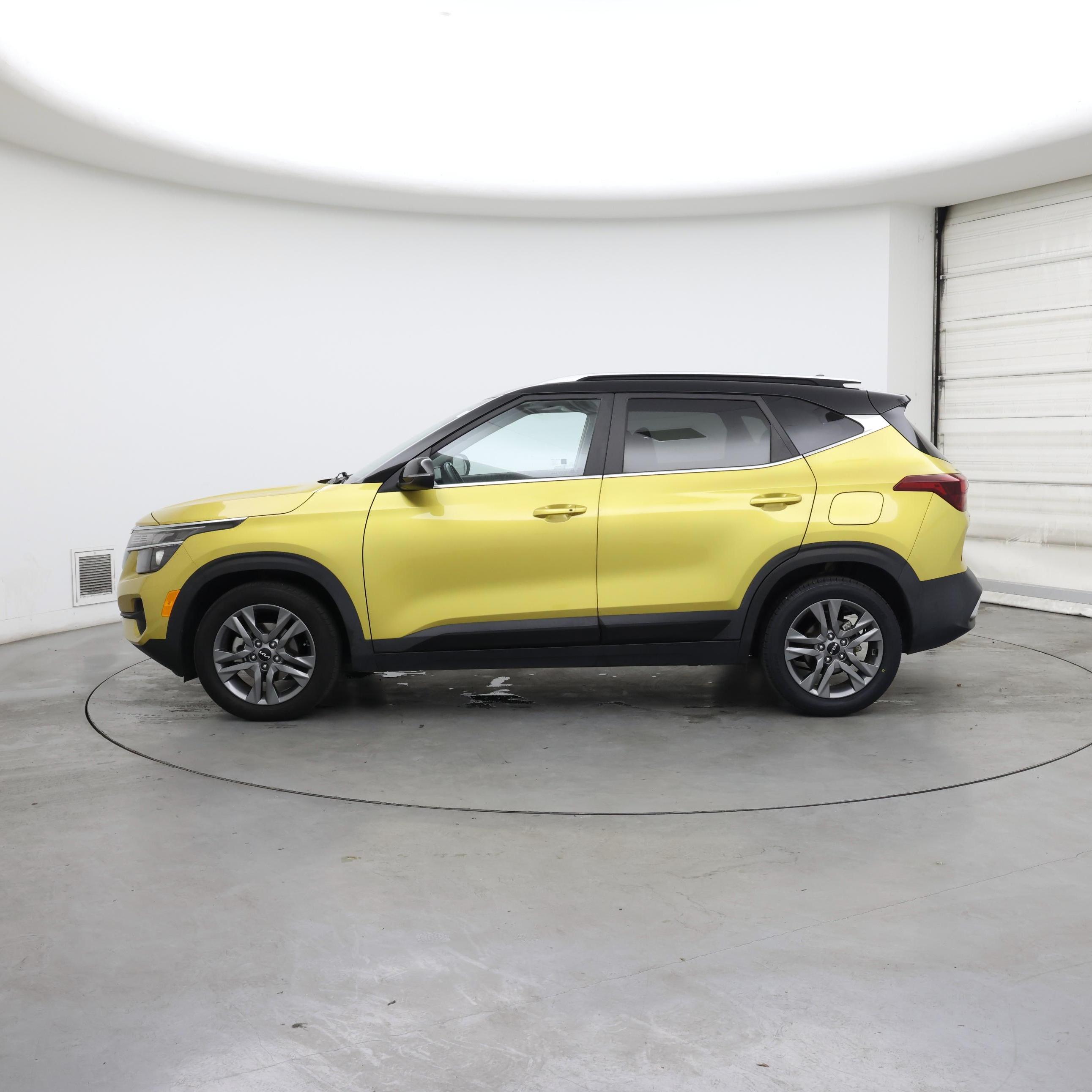 Thumbnail: 2023 Kia Seltos - 3