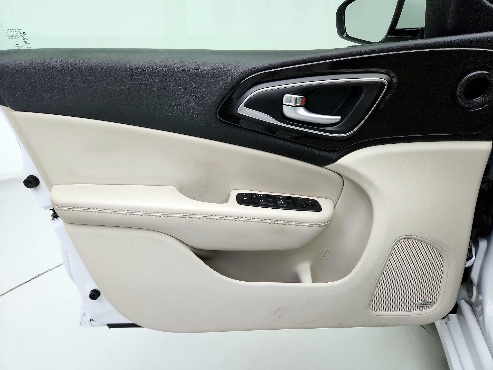 Thumbnail: 2016 Chrysler 200 - 12