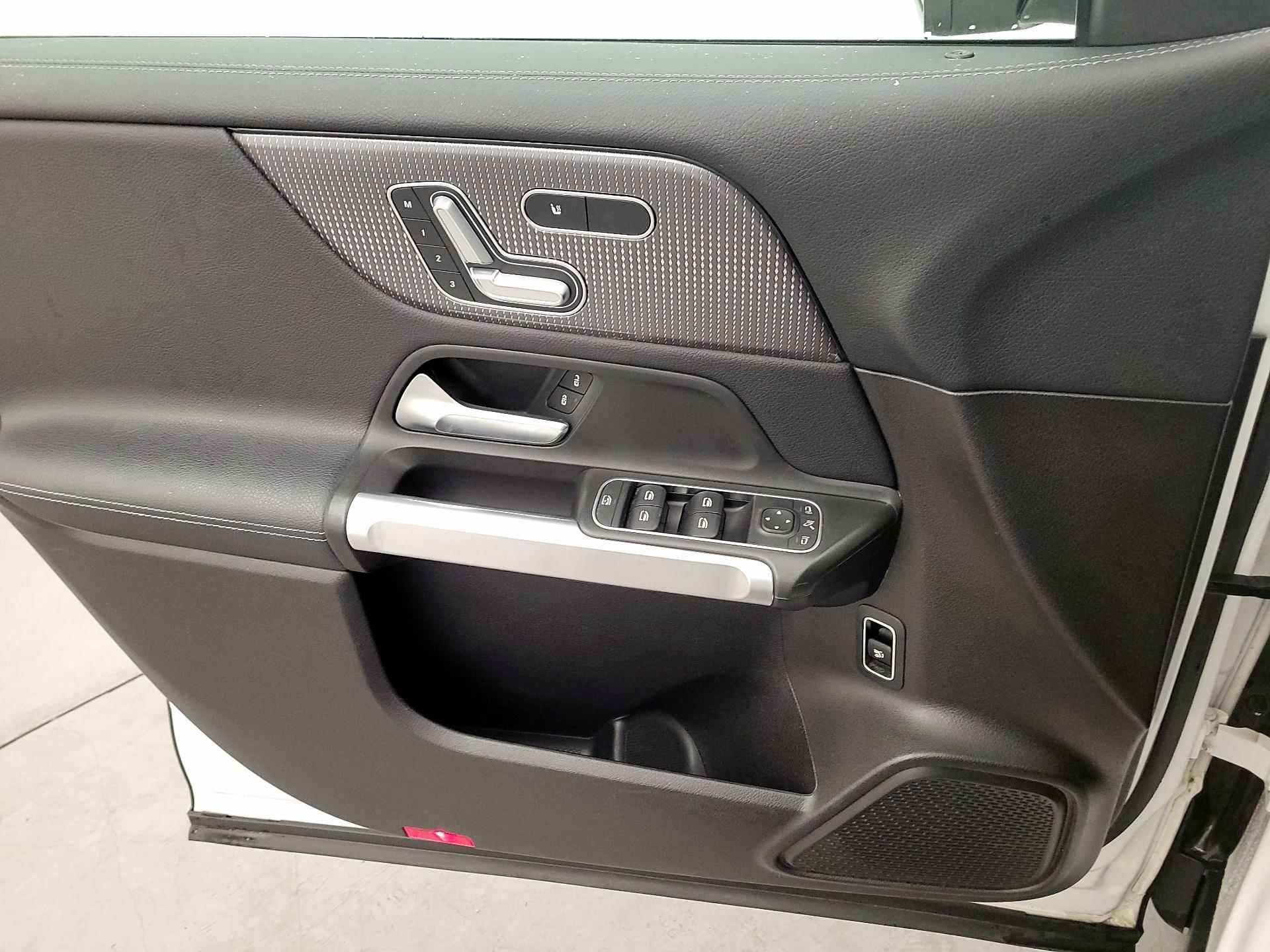 Thumbnail: 2021 Mercedes-Benz GLB - 12