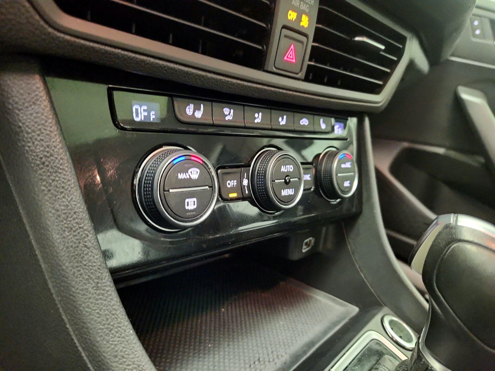 Thumbnail: 2019 Volkswagen Jetta - 16