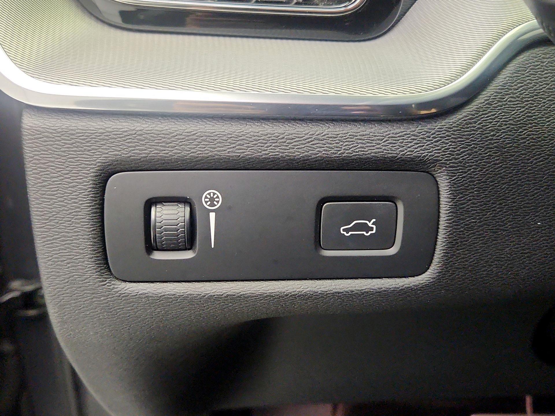 Thumbnail: 2018 Volvo XC60 - 13