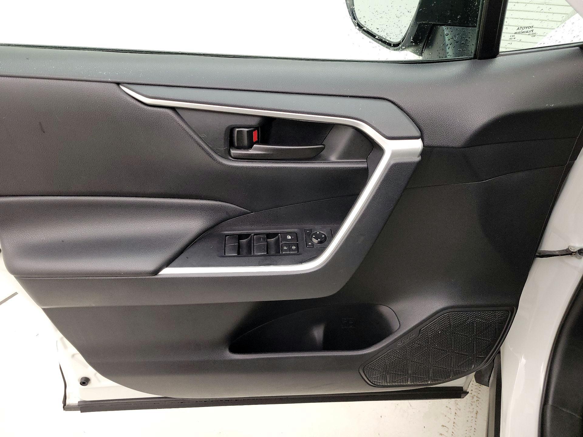 Thumbnail: 2019 Toyota RAV4 - 12