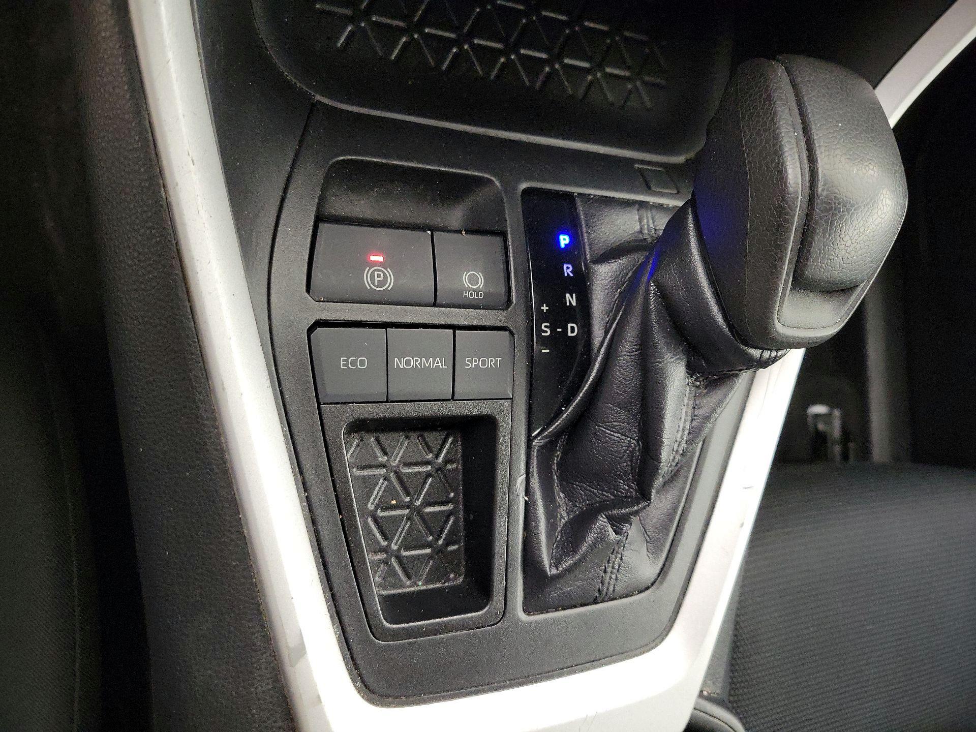 Thumbnail: 2019 Toyota RAV4 - 17