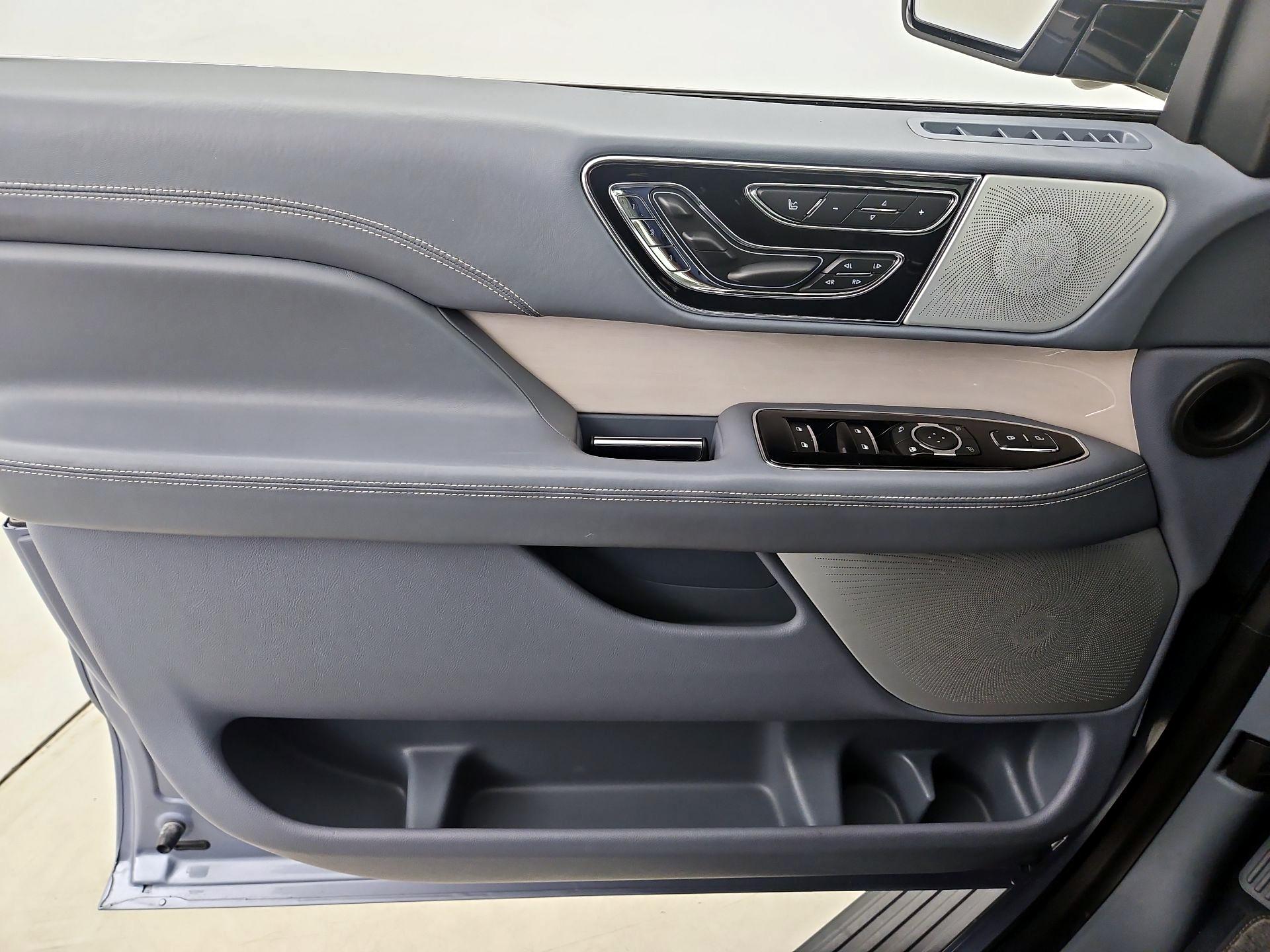 Thumbnail: 2020 Lincoln Navigator L - 10