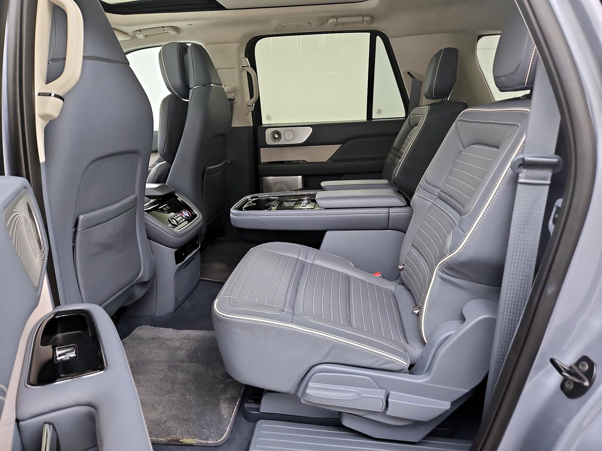 Thumbnail: 2020 Lincoln Navigator L - 19