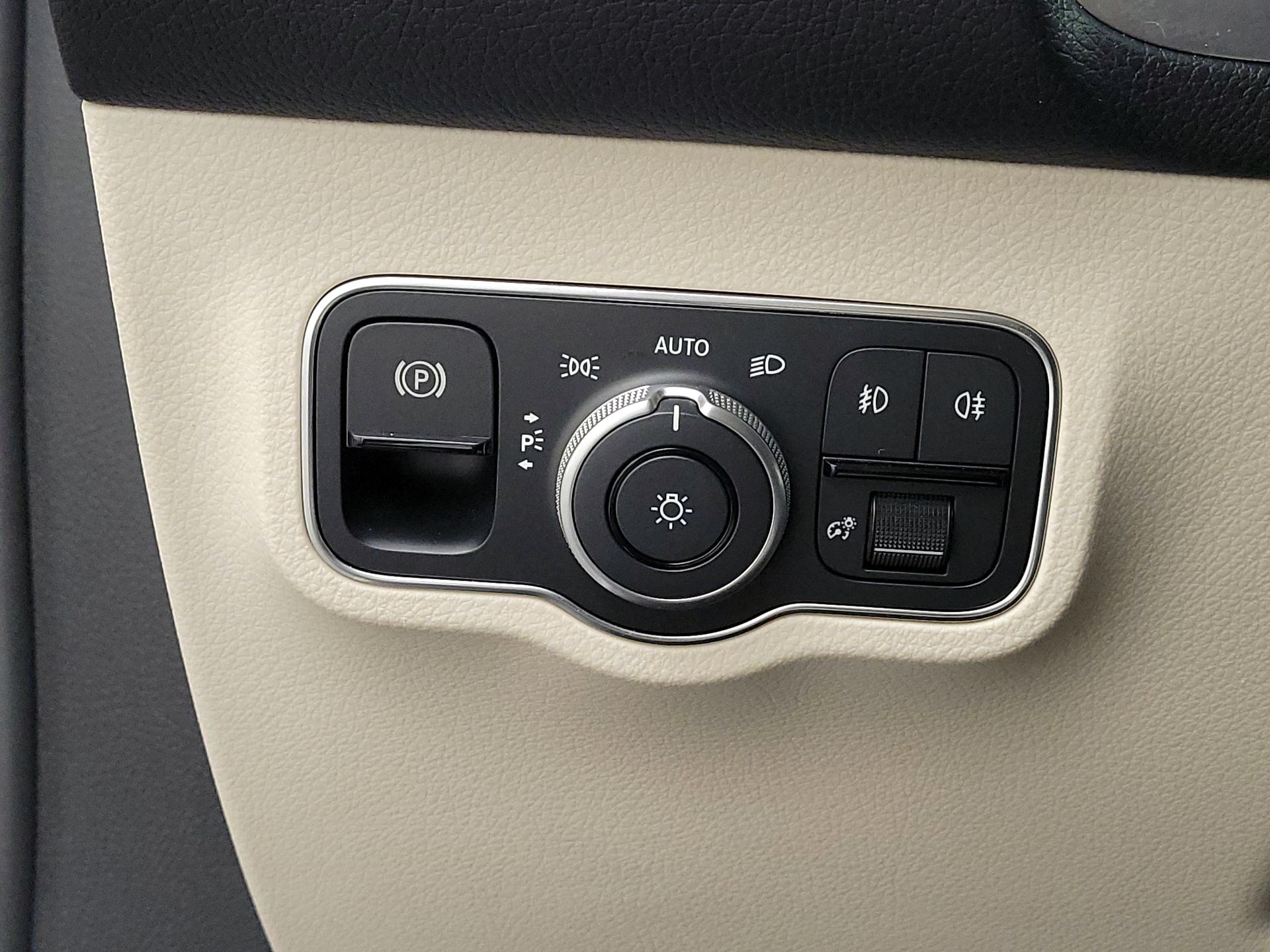 Thumbnail: 2022 Mercedes-Benz GLB - 13