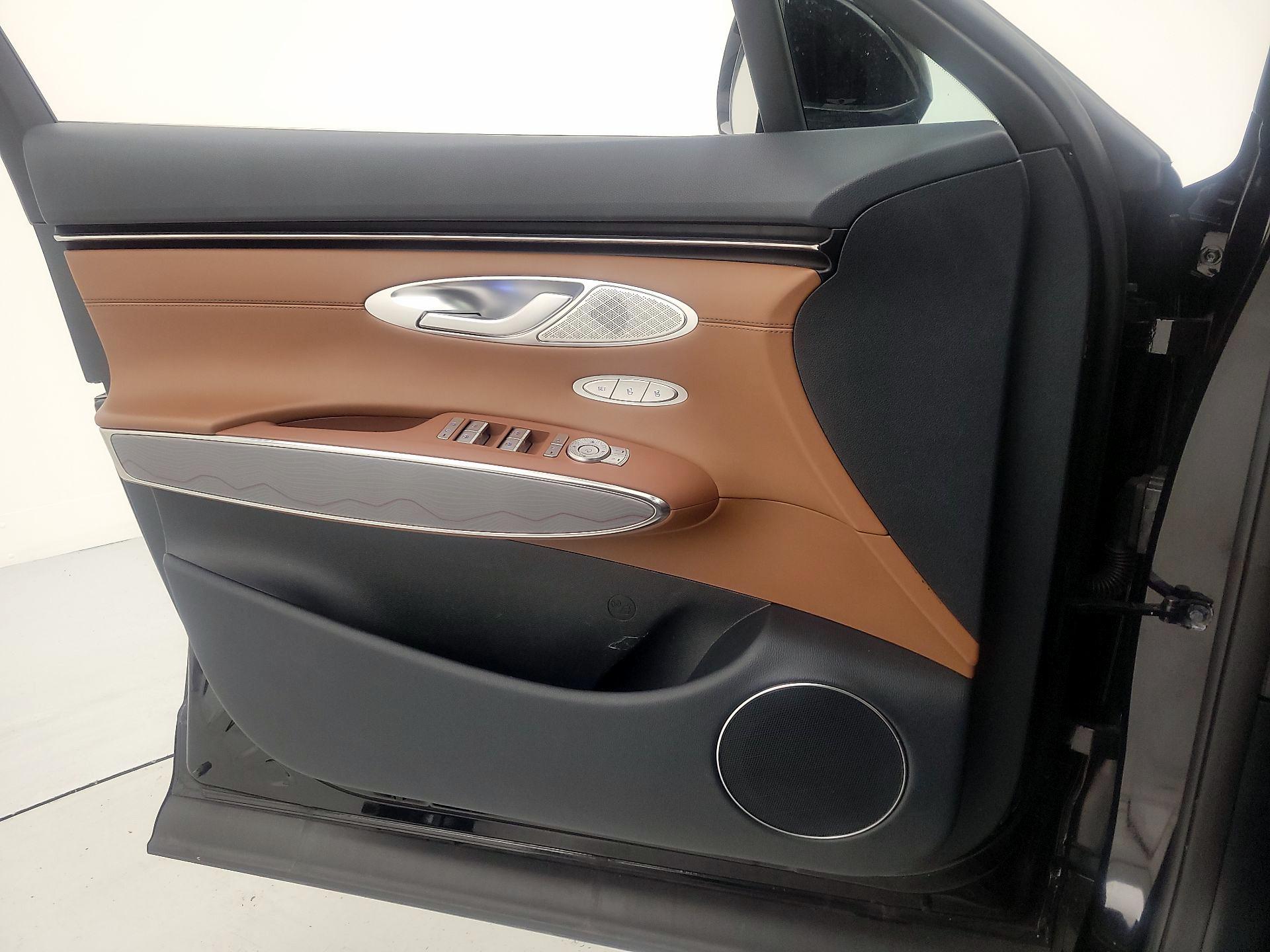 Thumbnail: 2025 Genesis GV70 - 12