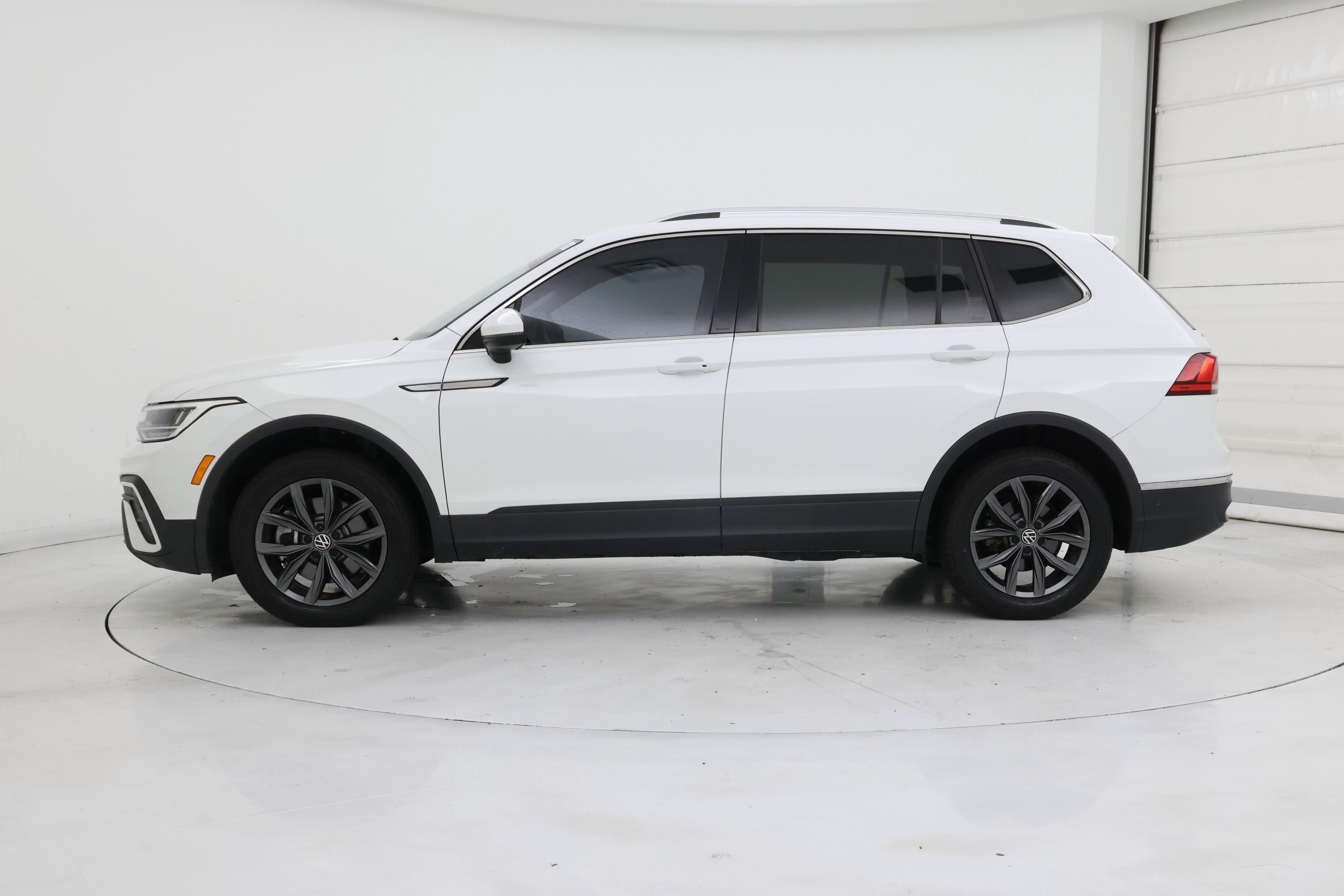 Thumbnail: 2022 Volkswagen Tiguan - 3