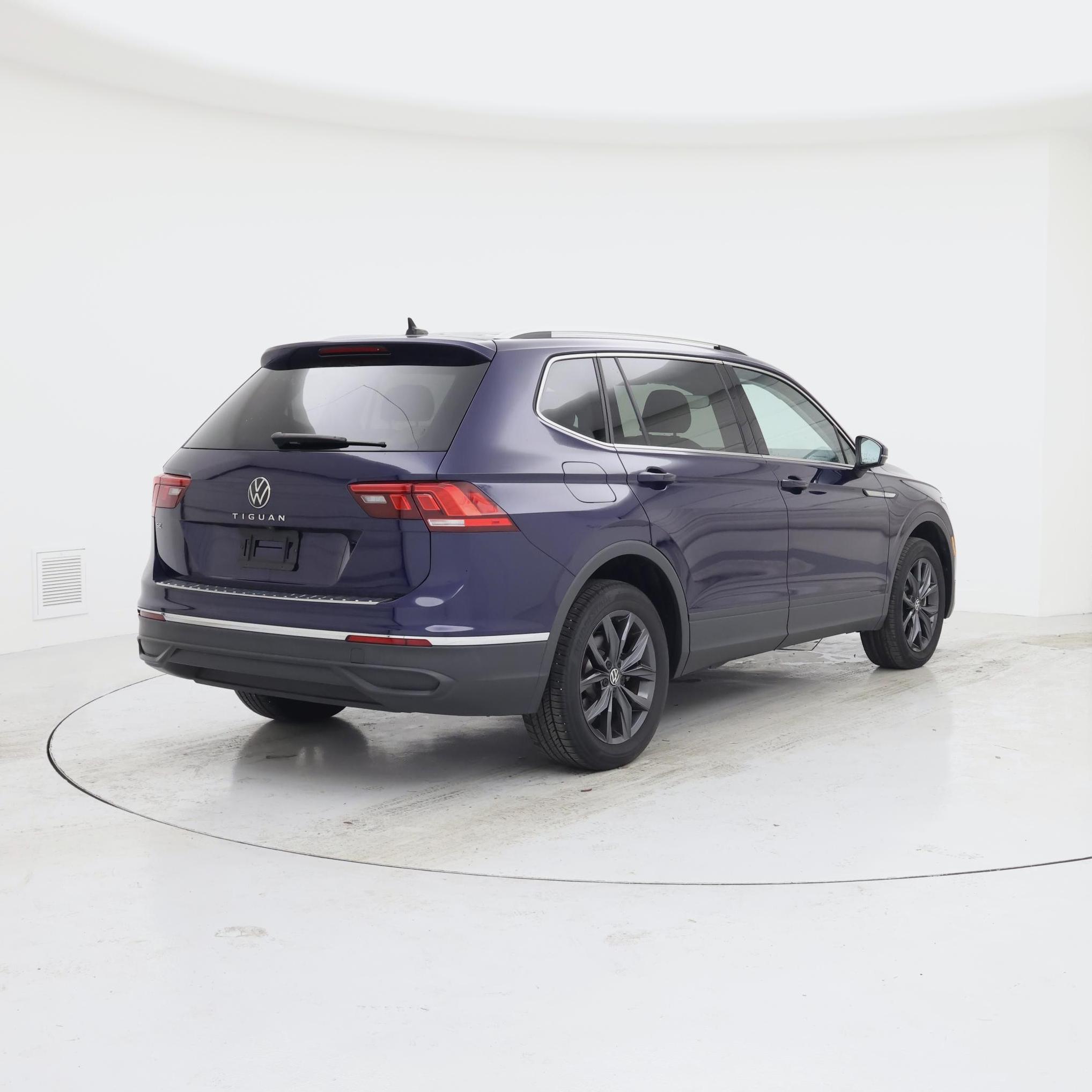 Thumbnail: 2023 Volkswagen Tiguan - 8