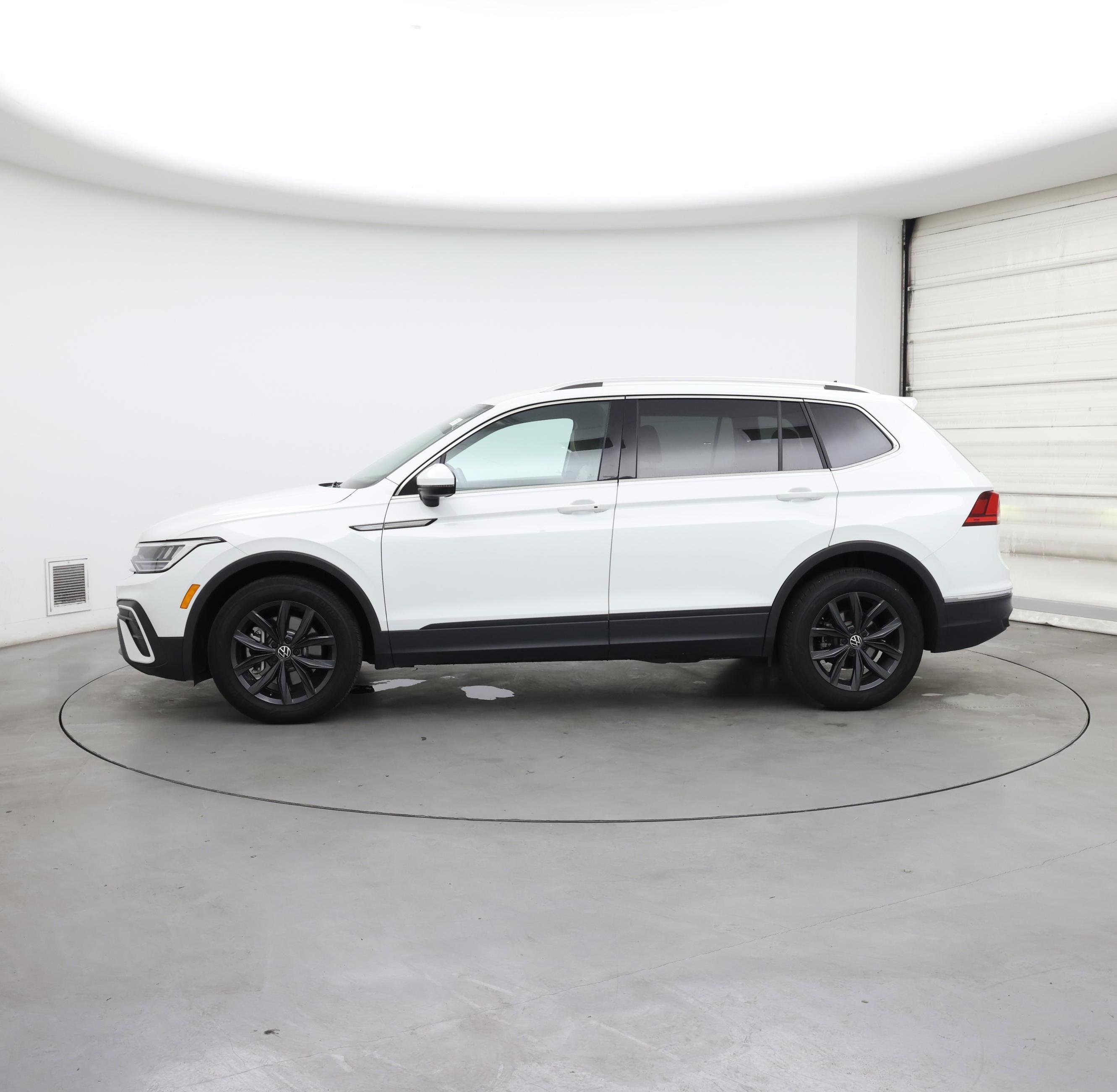 Thumbnail: 2024 Volkswagen Tiguan - 3