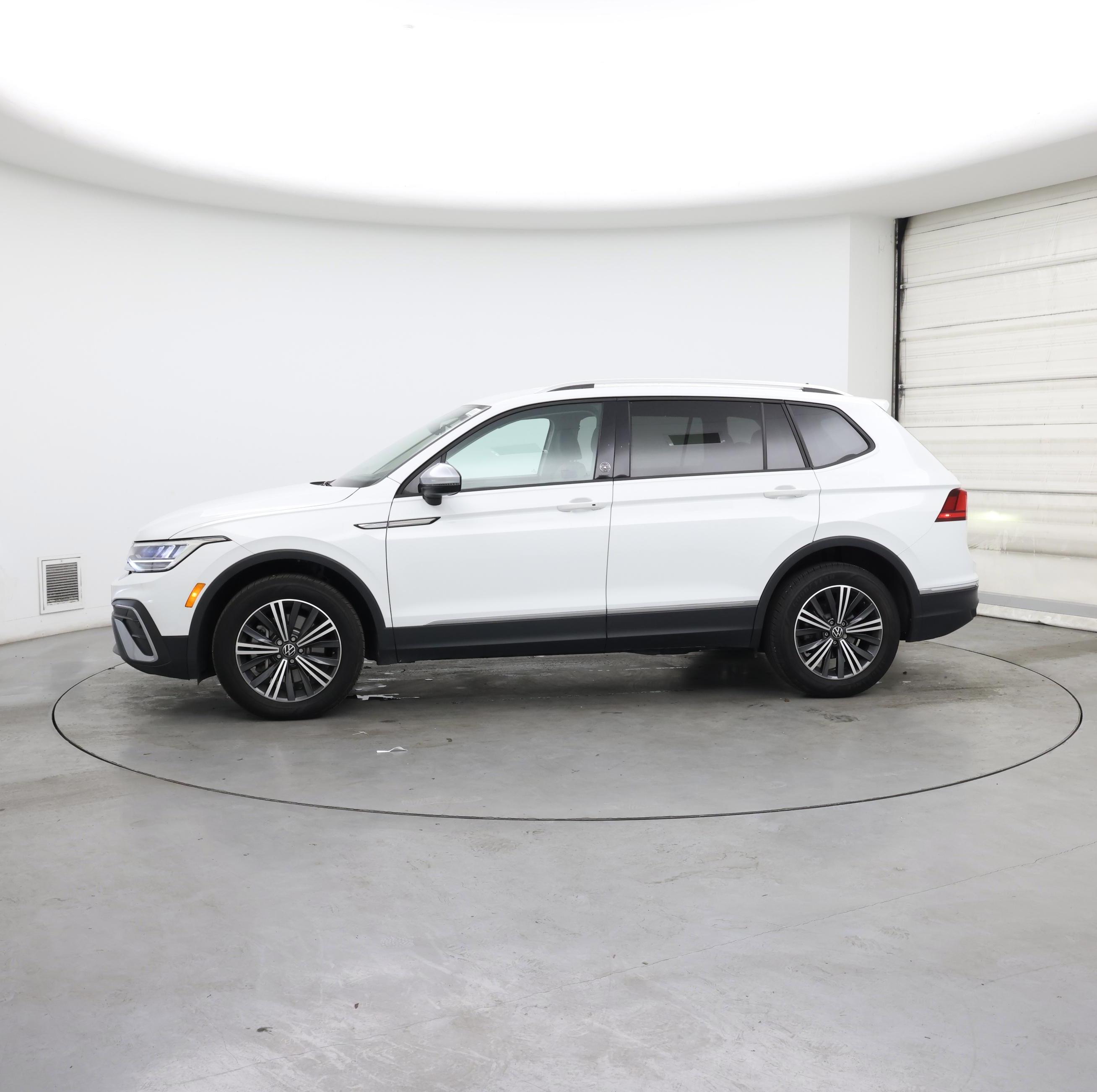 Thumbnail: 2024 Volkswagen Tiguan - 3